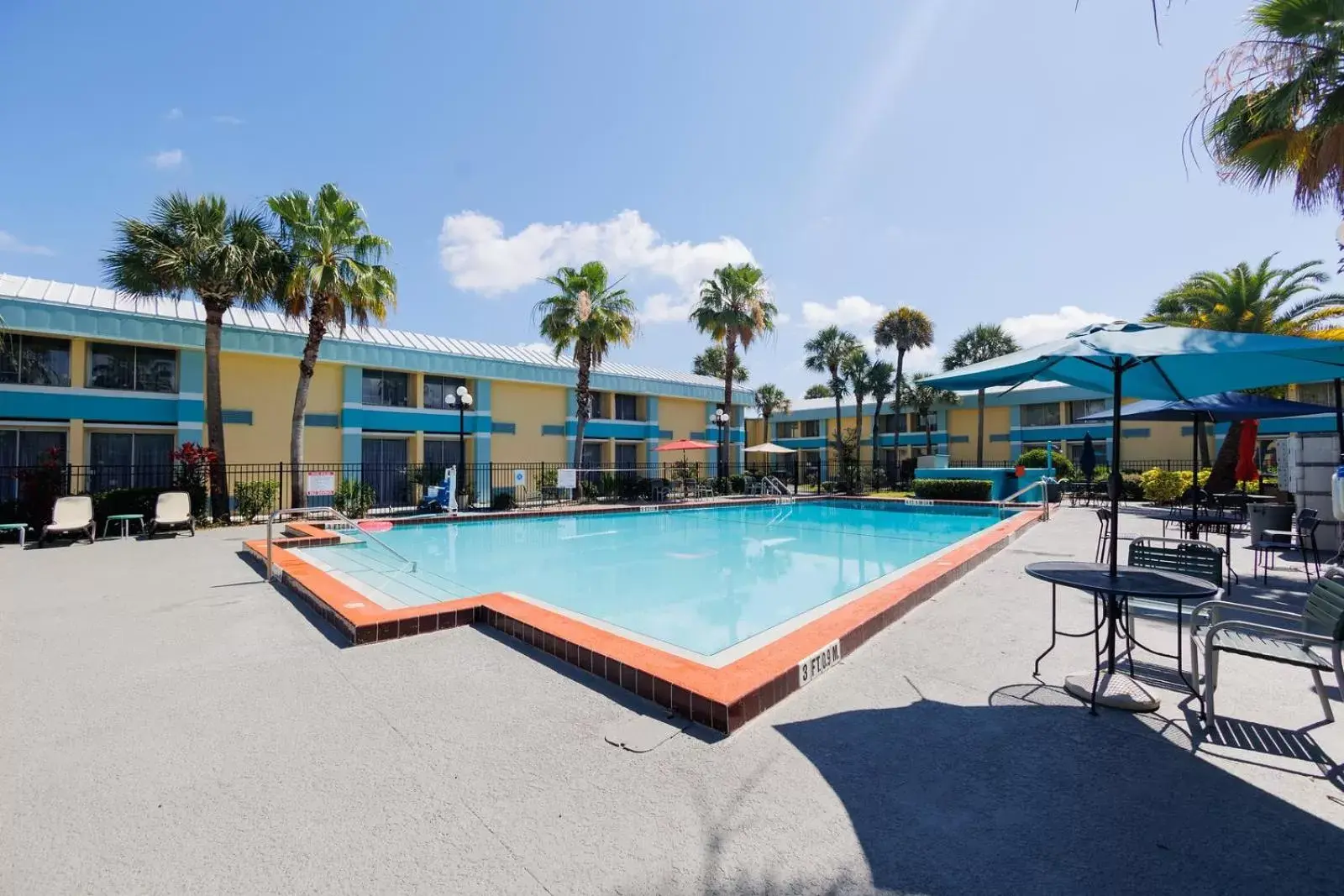 Pool view, Swimming Pool in Garnet Inn & Suites, Orlando