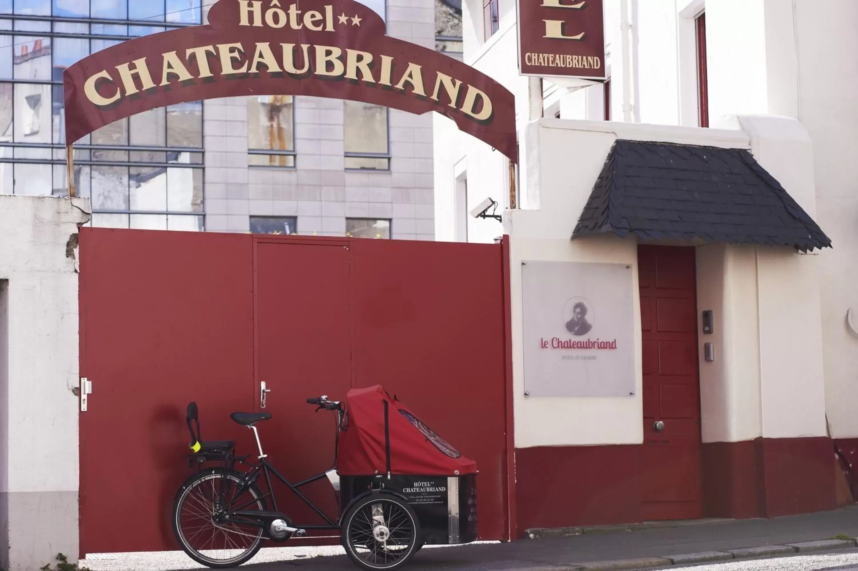 Facade/entrance, Property Building in Logis Hotel Chateaubriand