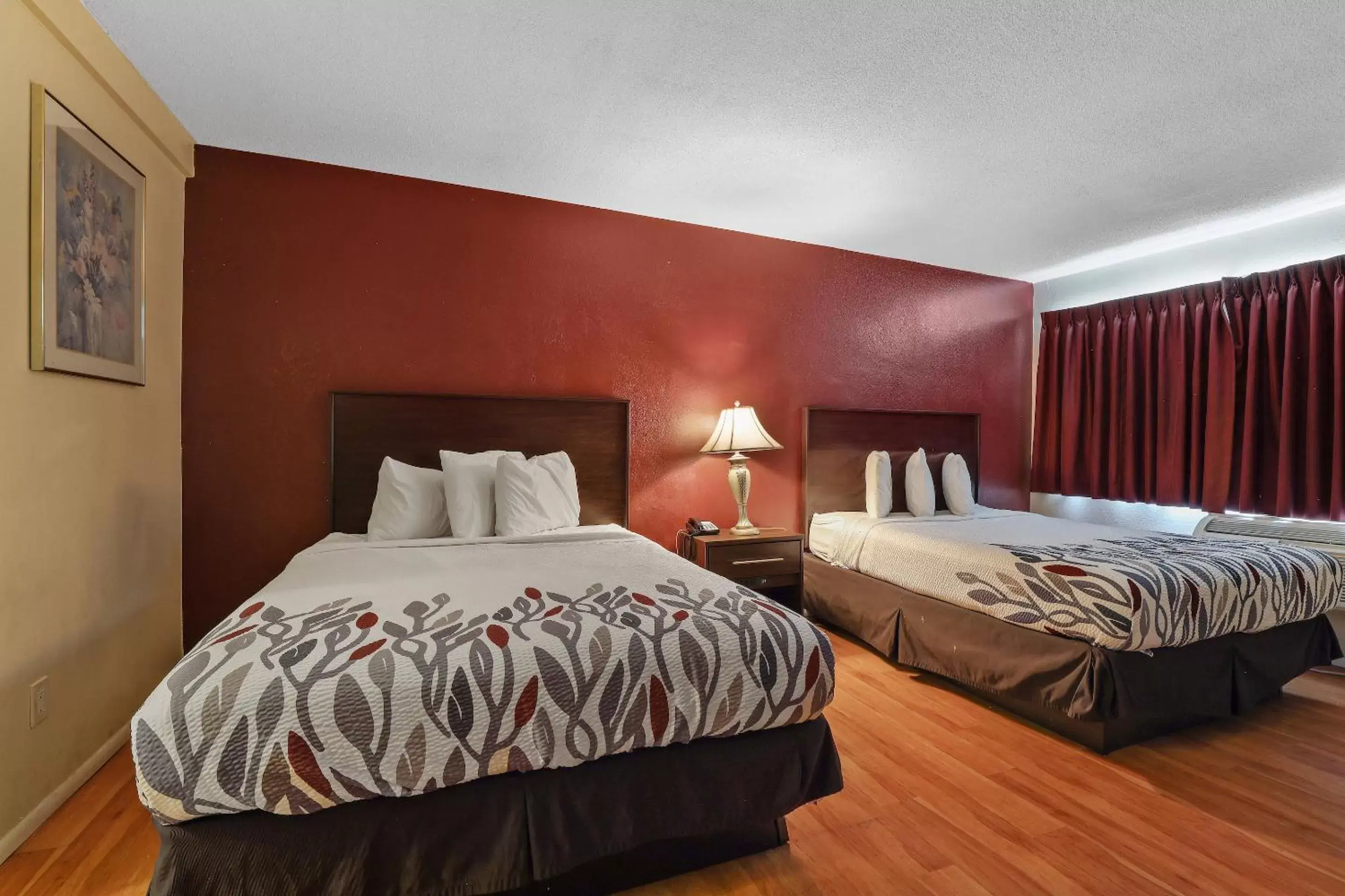 Photo of the whole room, Bed in Red Roof Inn Needles