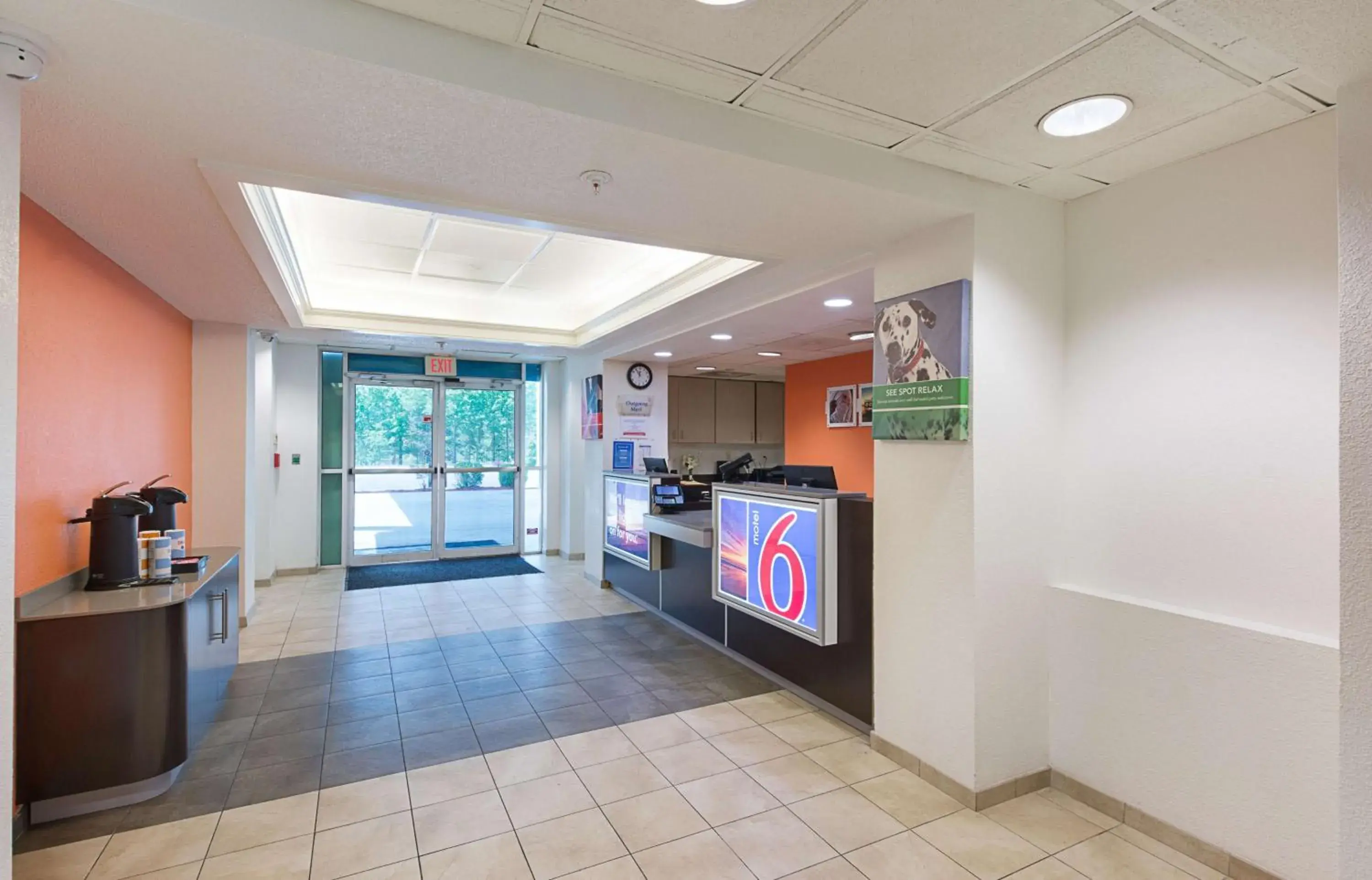 Facade/entrance, Lobby/Reception in Motel 6-Columbia, SC - Fort Jackson Area