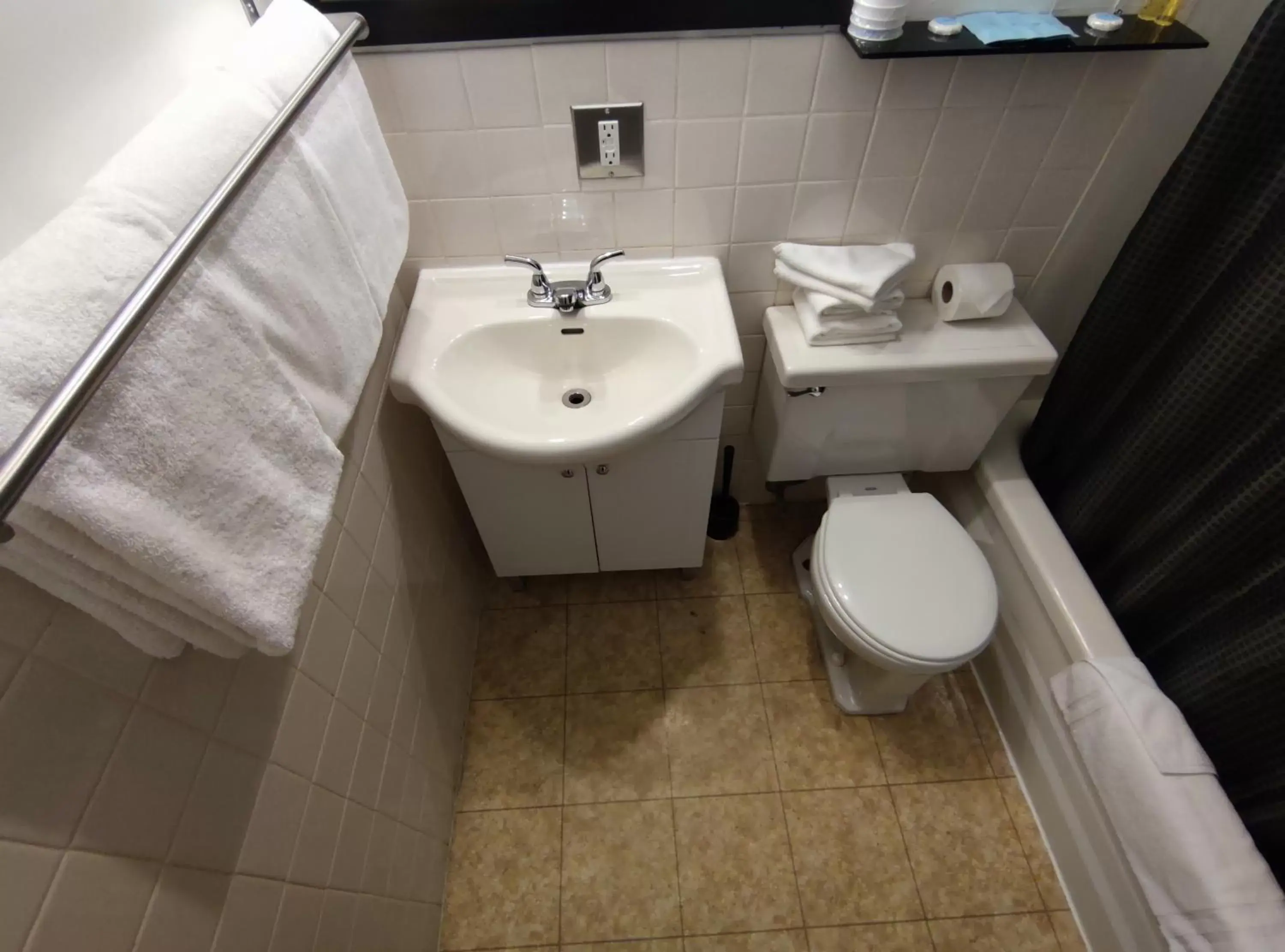 Bathroom in Pemberton Hotel (Motel)