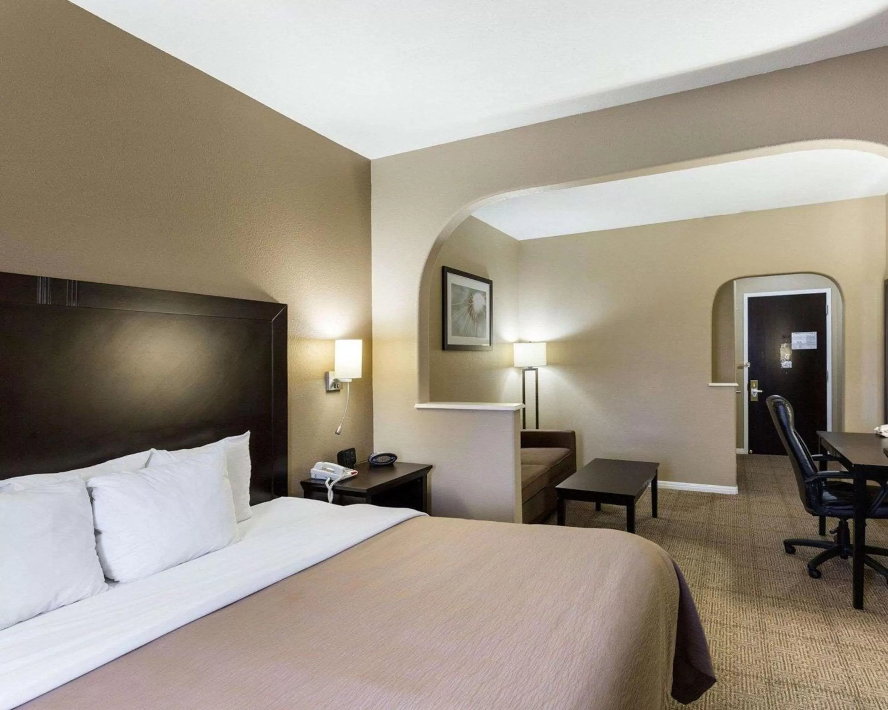Photo of the whole room, Bed in Quality Suites Houston NW Cy-Fair