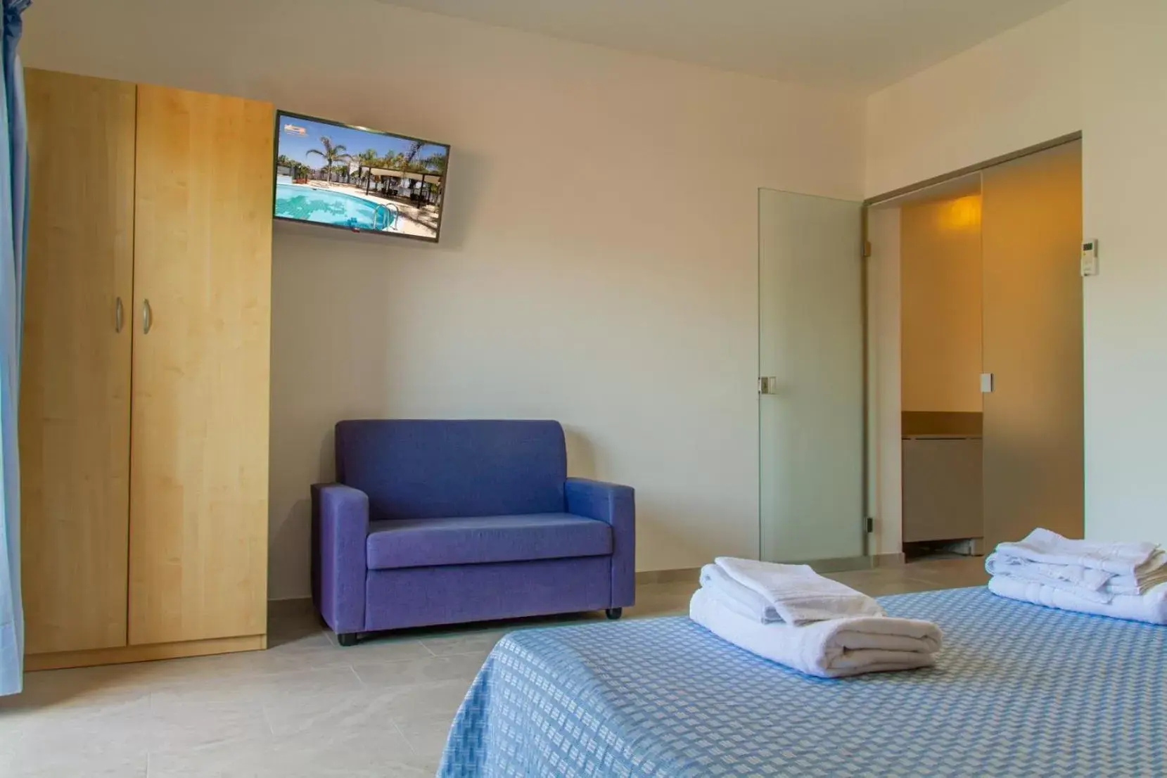 Bedroom, TV/Entertainment Center in Residence Playa