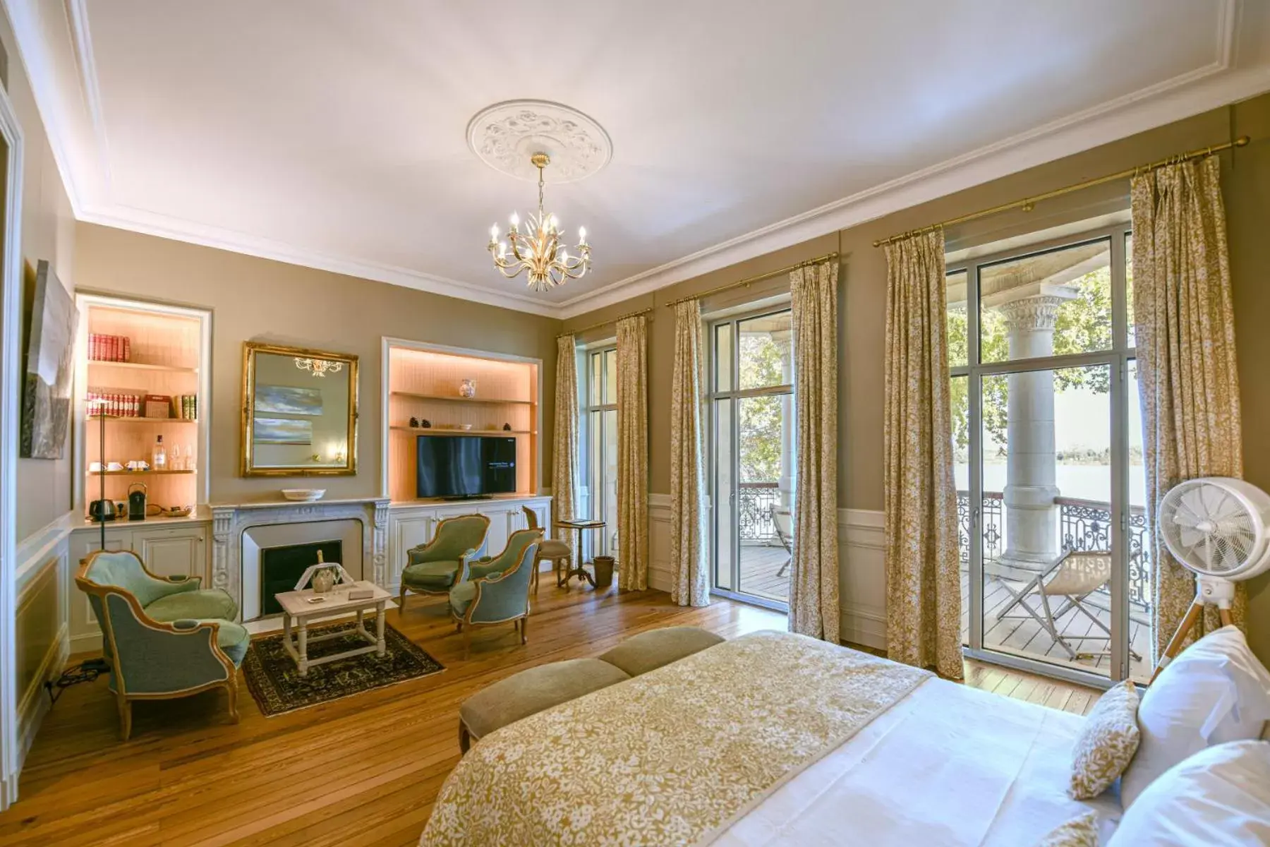 Photo of the whole room, TV/Entertainment Center in Château Grattequina Hôtel