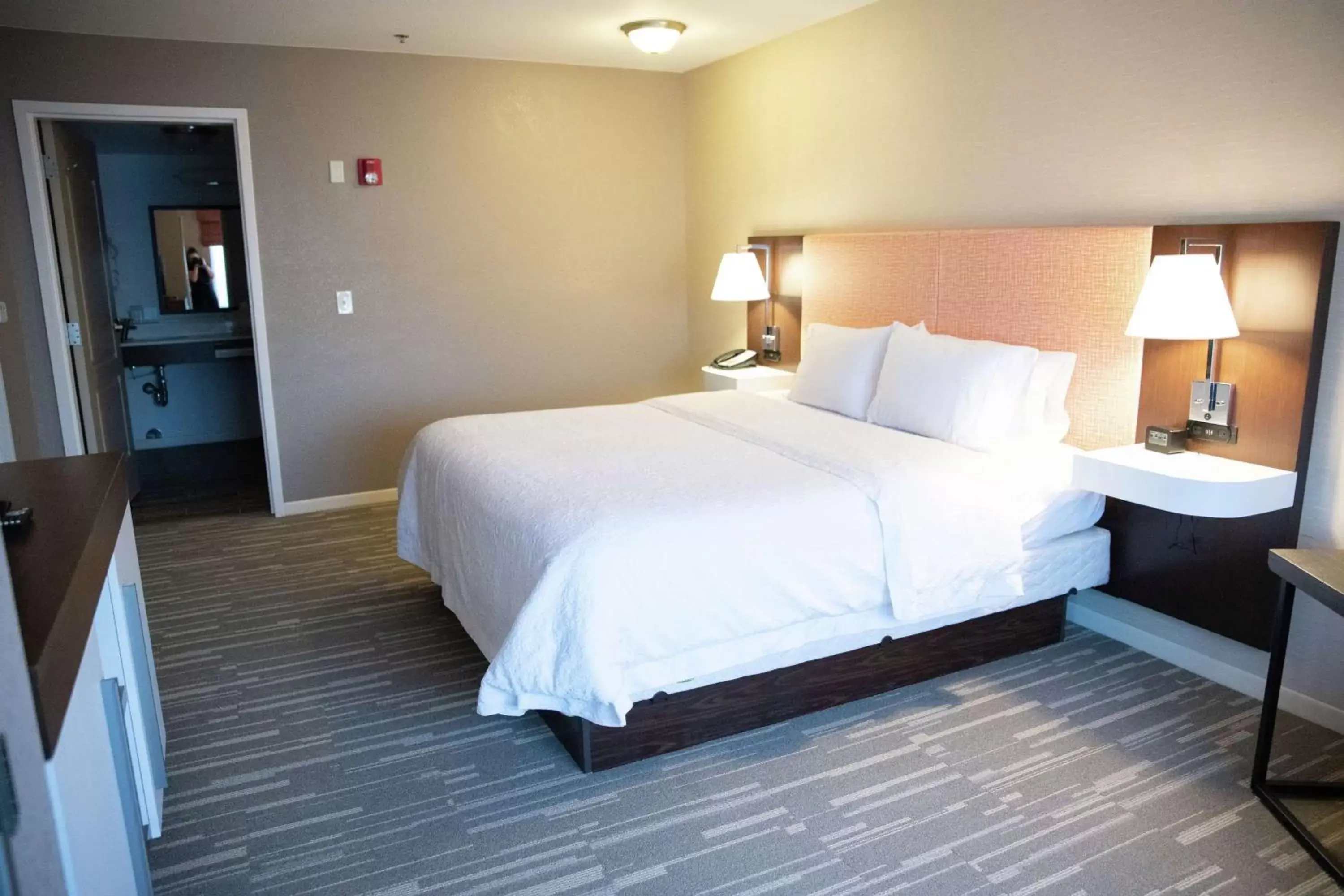 Bed in Hampton Inn & Suites Fresno