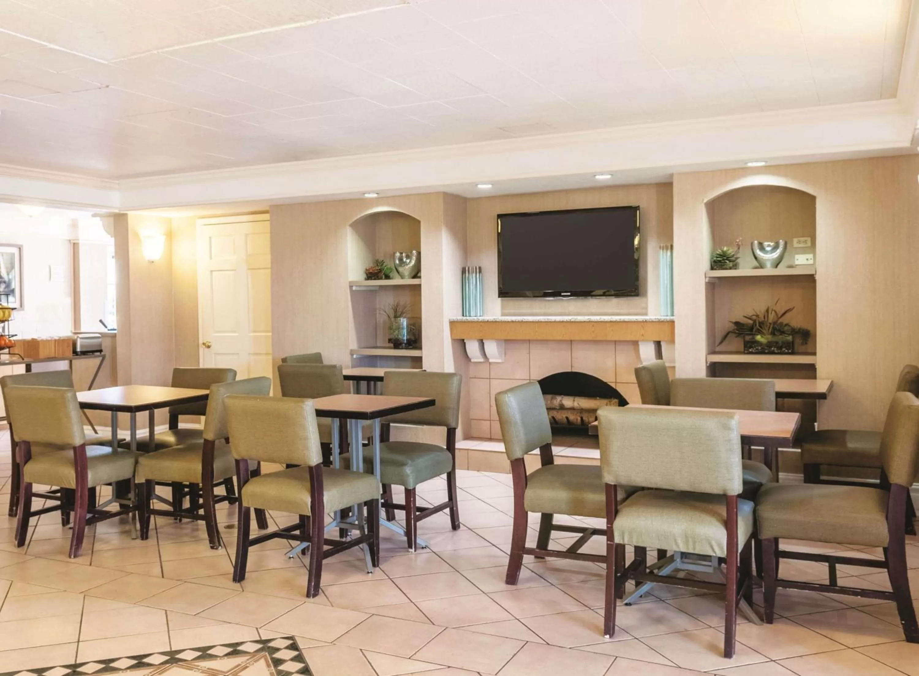 Restaurant/places to eat in La Quinta Inn by Wyndham New Orleans West Bank / Gretna