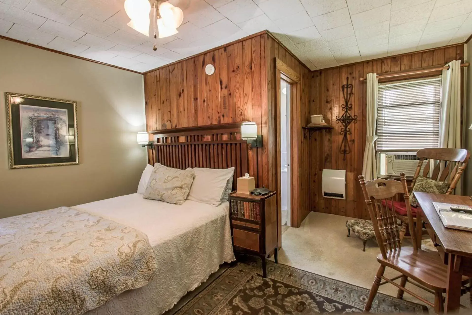 Bed in Mountainaire Inn and Log Cabins