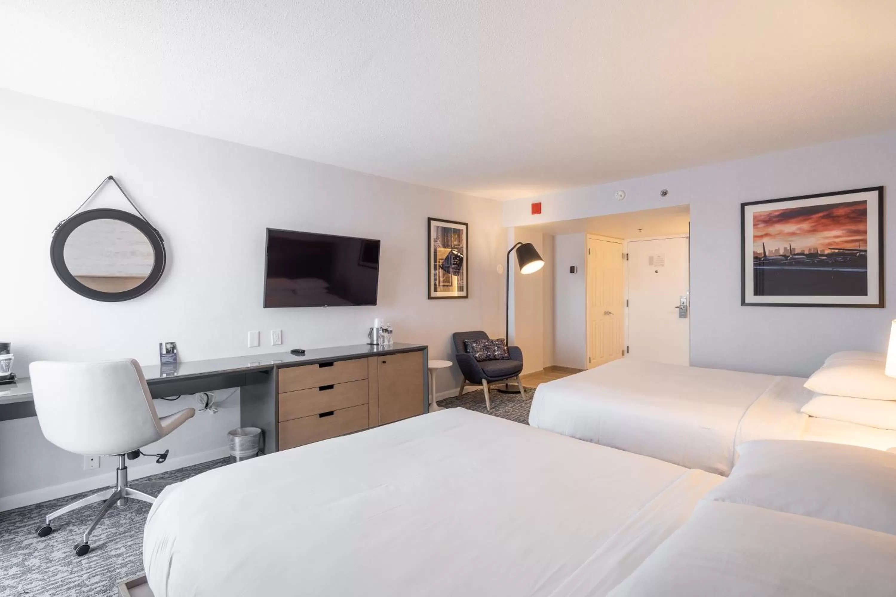 Photo of the whole room, Bed in Radisson Hotel JFK Airport