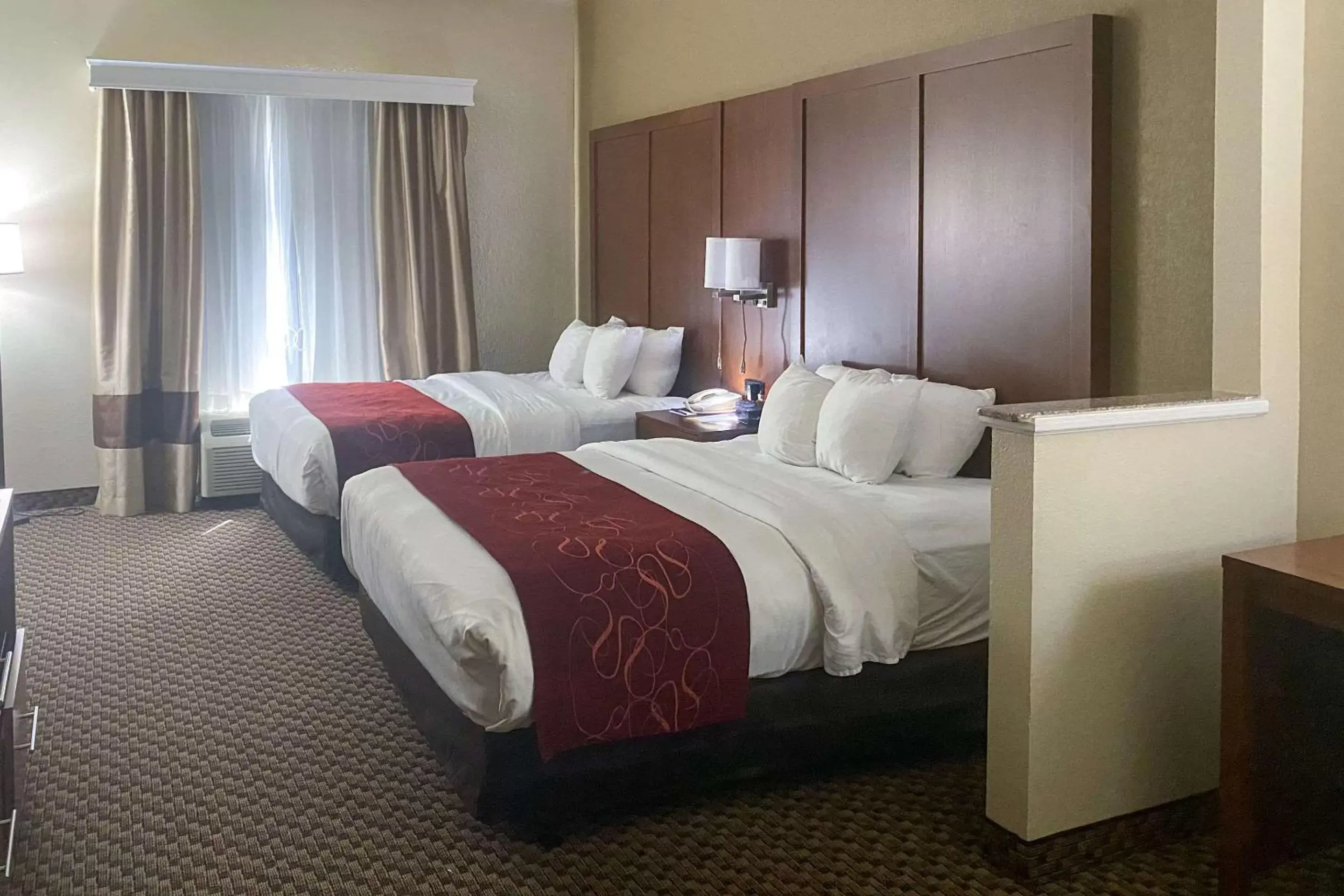 Photo of the whole room, Bed in Comfort Suites - Jefferson City