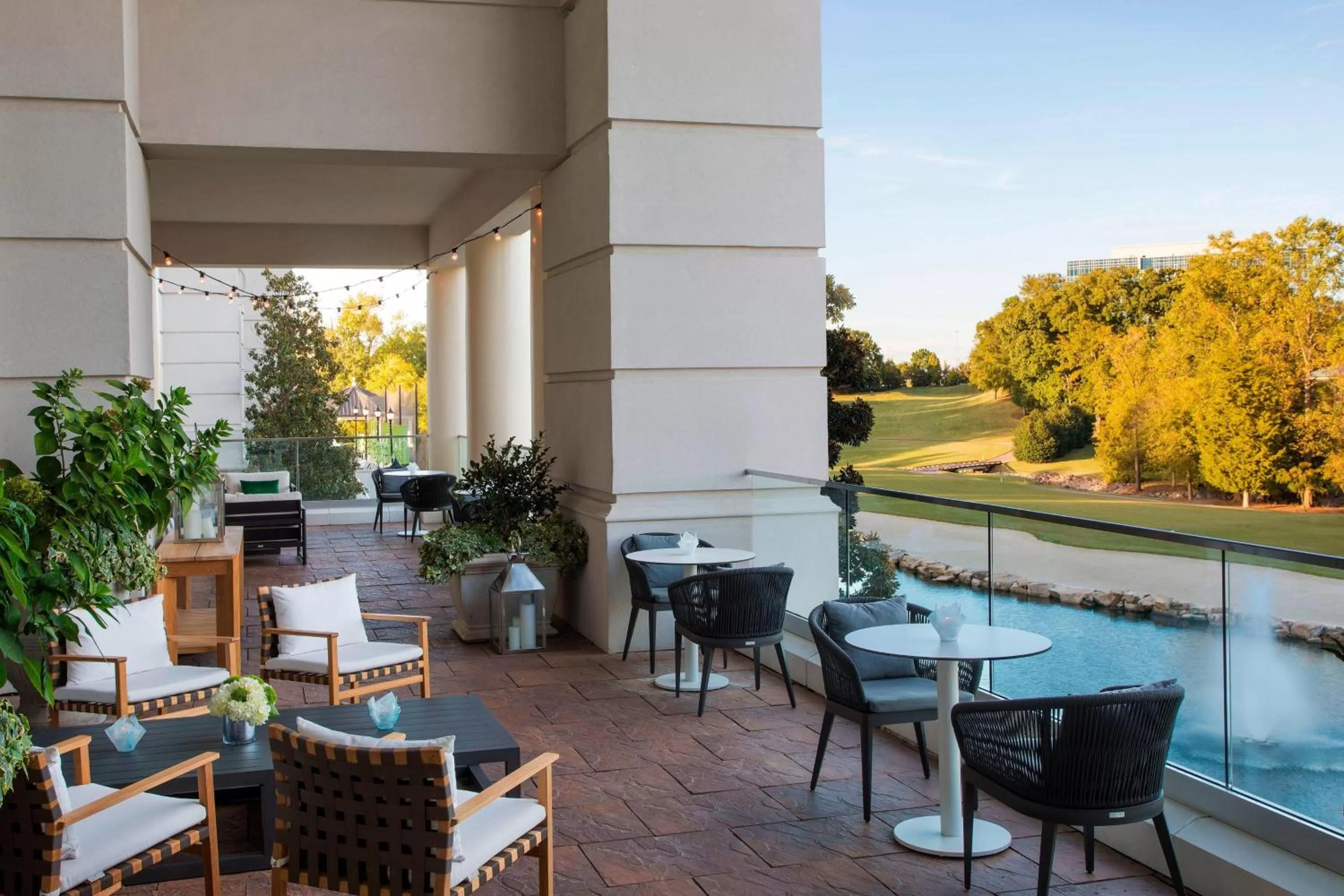 Lounge or bar in The Ballantyne, a Luxury Collection Hotel, Charlotte