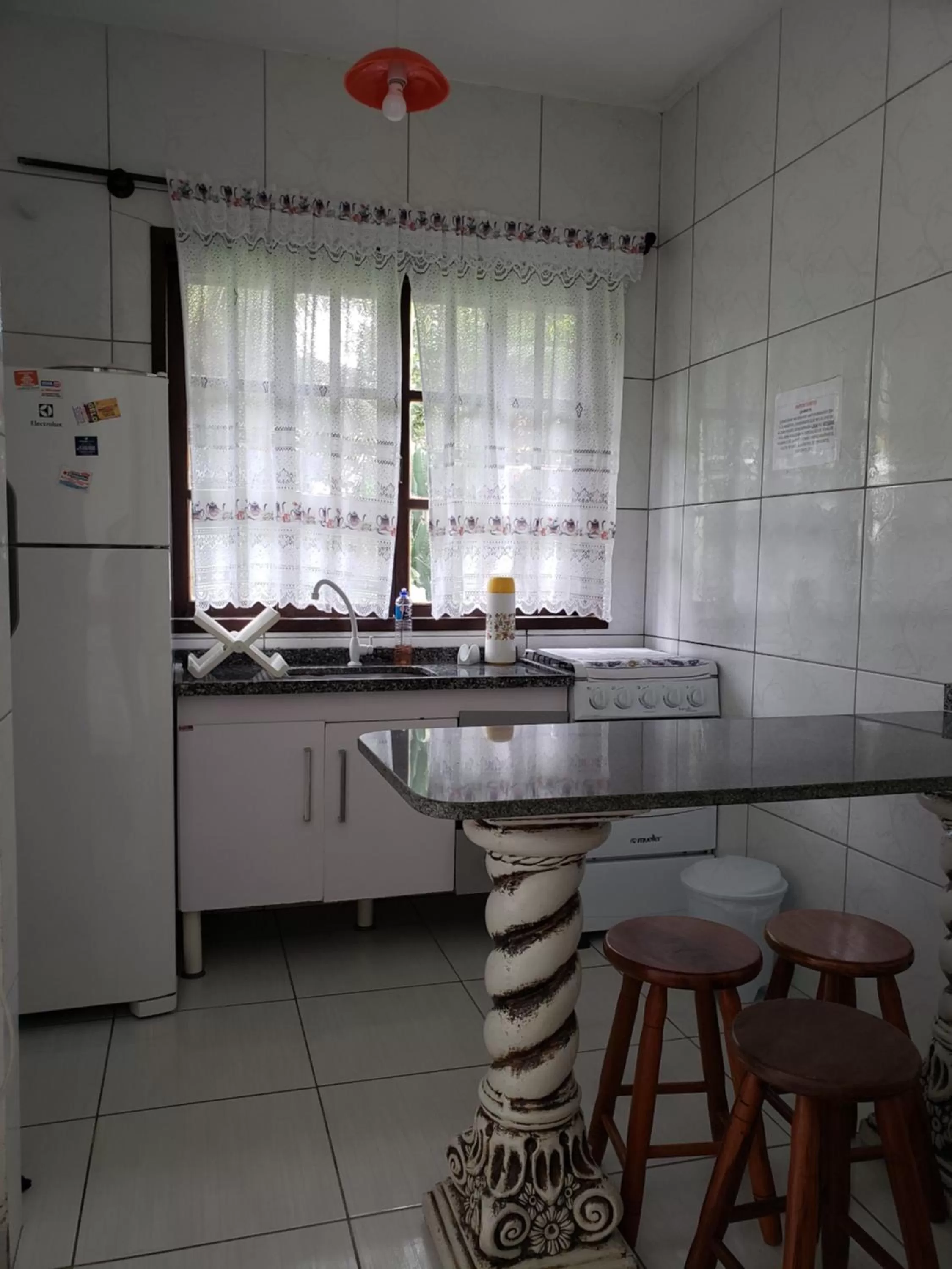 Kitchen/Kitchenette in Pousada Recanto Das Emerências