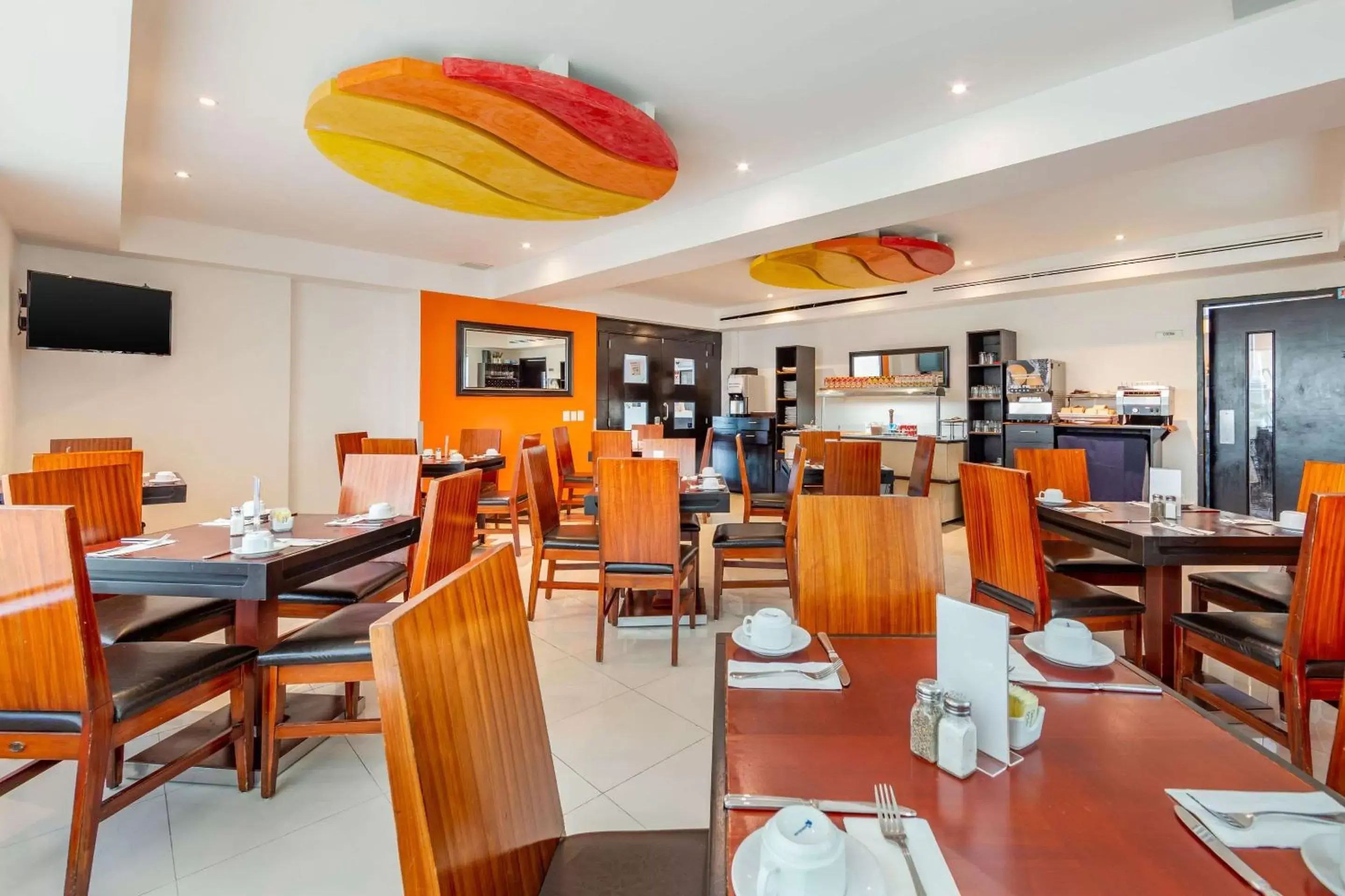 Restaurant/Places to Eat in Comfort Inn Cancún Aeropuerto