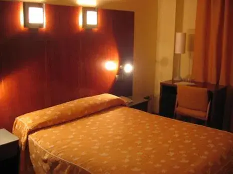 Photo of the whole room, Bed in Hotel Doña Urraca