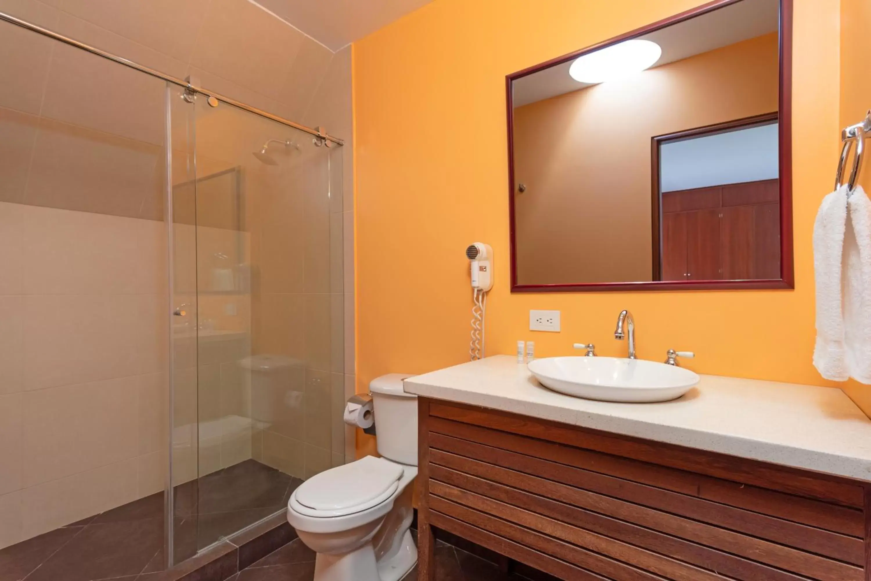 Toilet, Bathroom in GIO Suites Parque 93 Bogotá