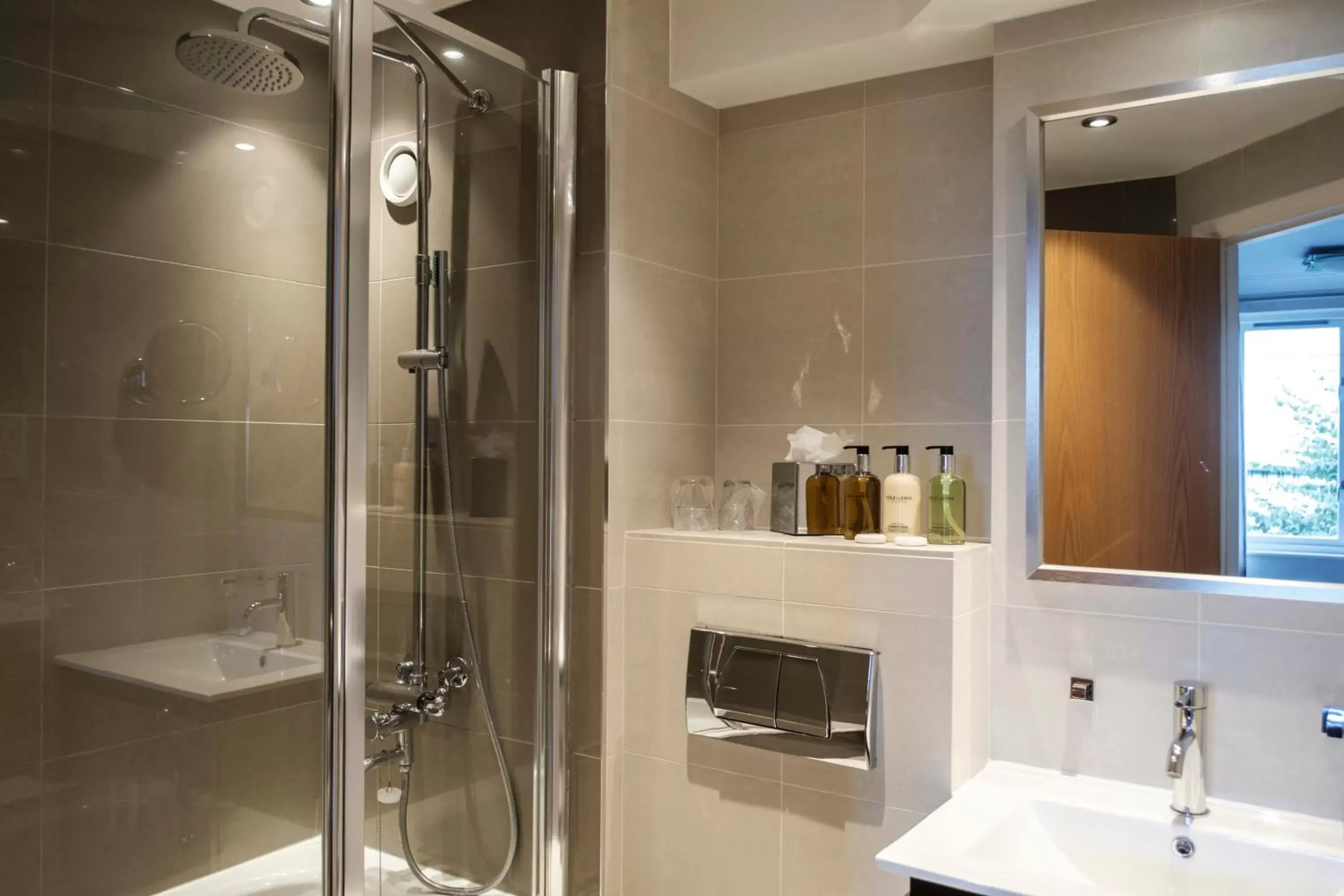 Shower, Bathroom in The Fox & Goose Hotel