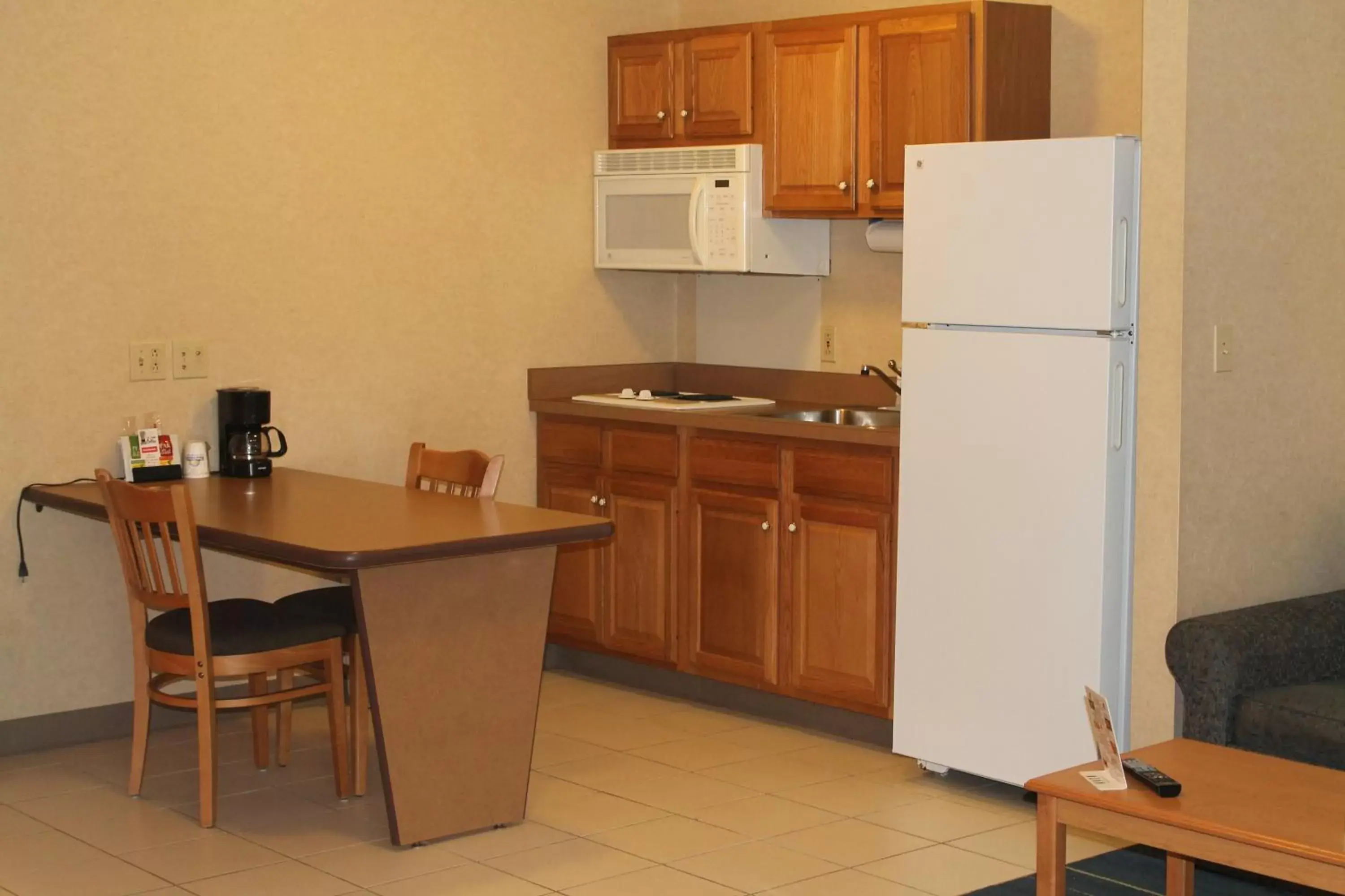 Kitchen or kitchenette, Kitchen/Kitchenette in Days Inn & Suites by Wyndham Bridgeport - Clarksburg