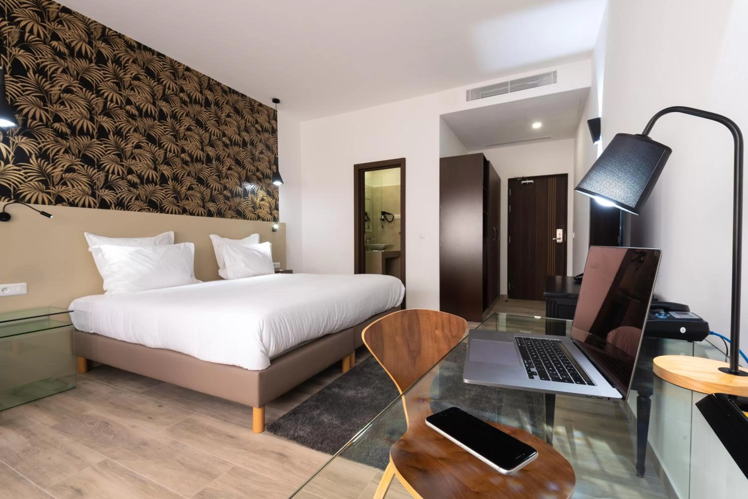 Communal lounge/ TV room, TV/Entertainment Center in Hotel L'Adresse Dakar