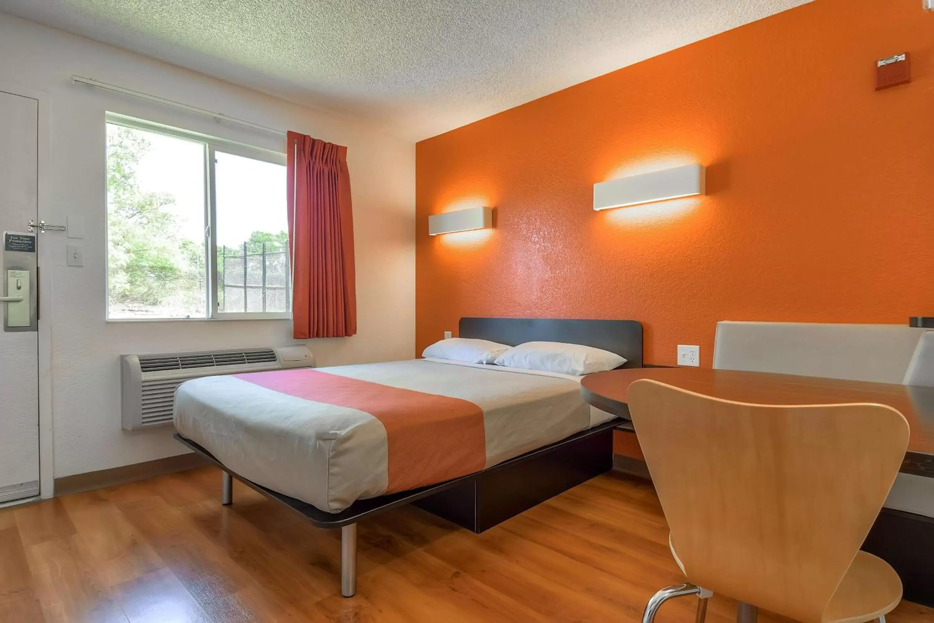Seating area, Bed in Motel 6-San Diego, CA - North