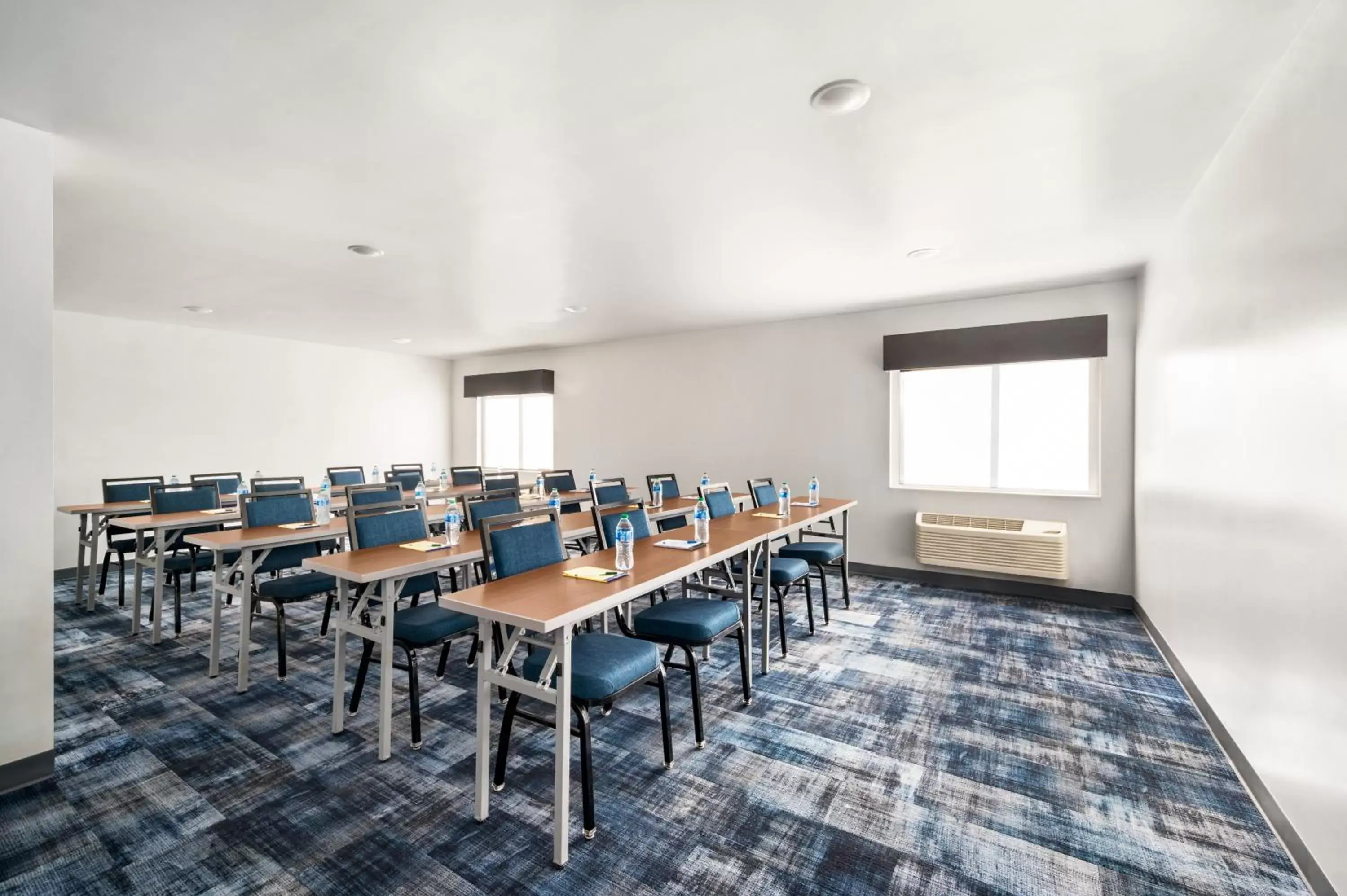 Meeting/conference room in La Quinta Inn by Wyndham Columbus Dublin