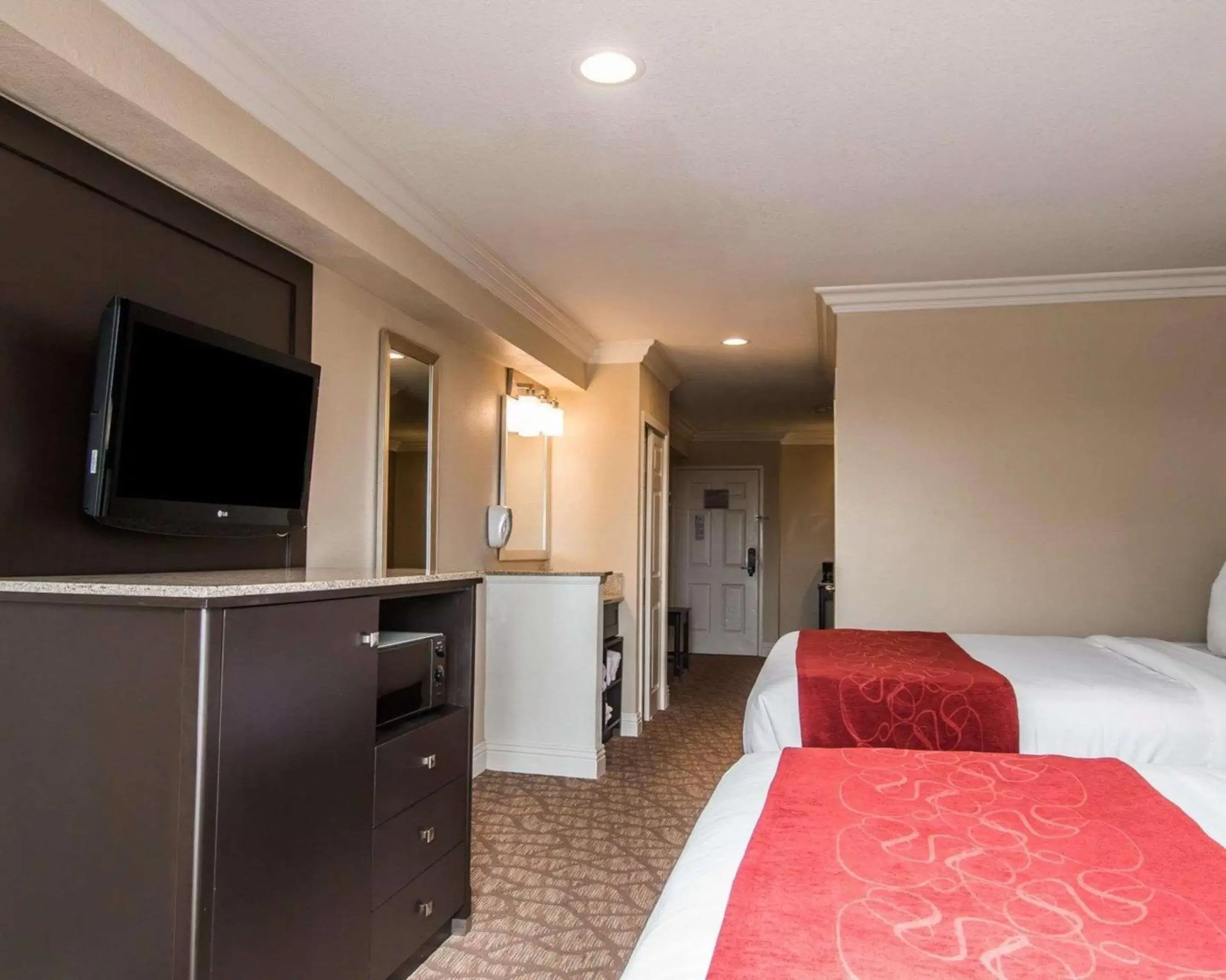 Photo of the whole room, Bed in Comfort Suites San Clemente Beach