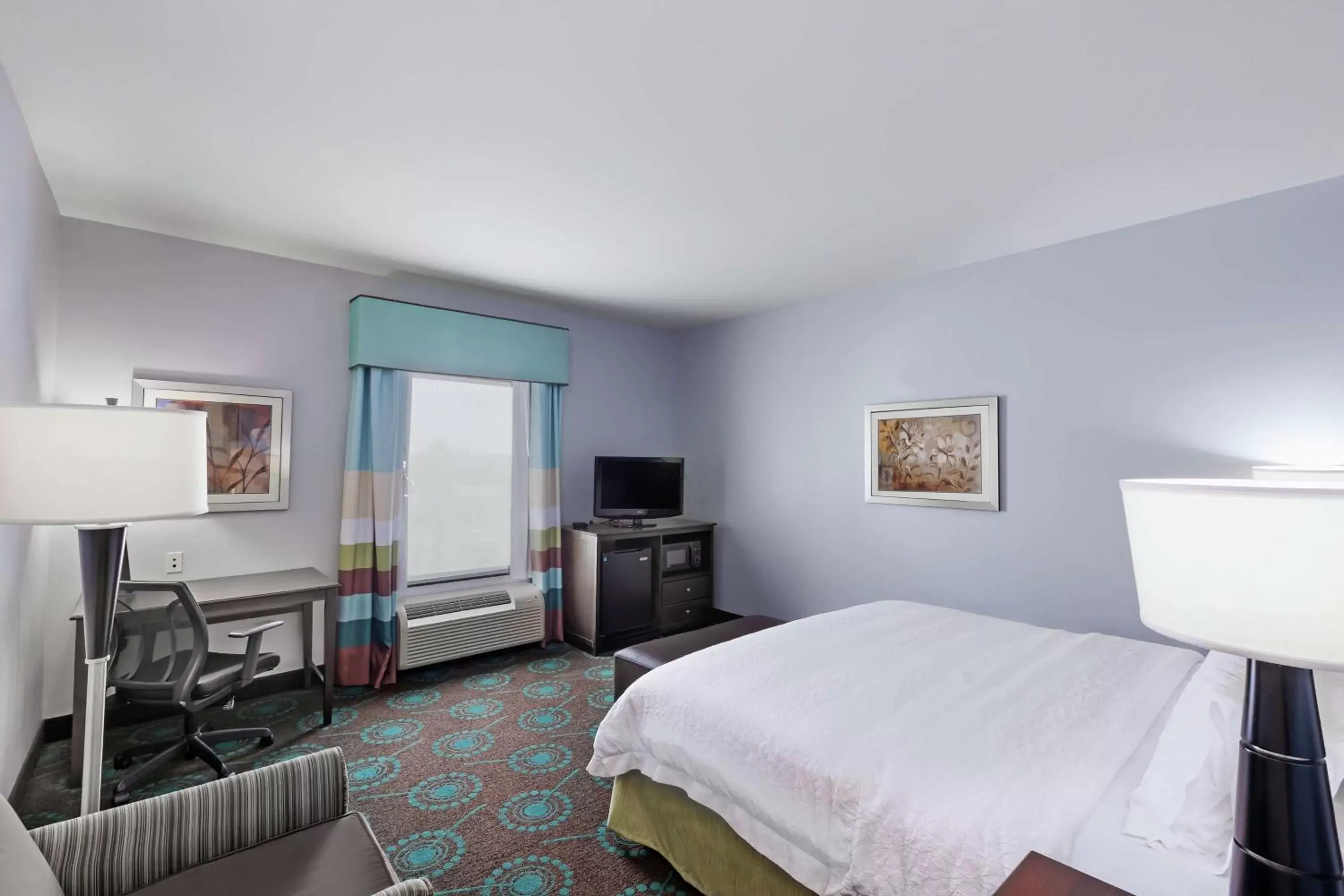 Bedroom in Hampton Inn & Suites Shreveport/Bossier City at Airline Drive
