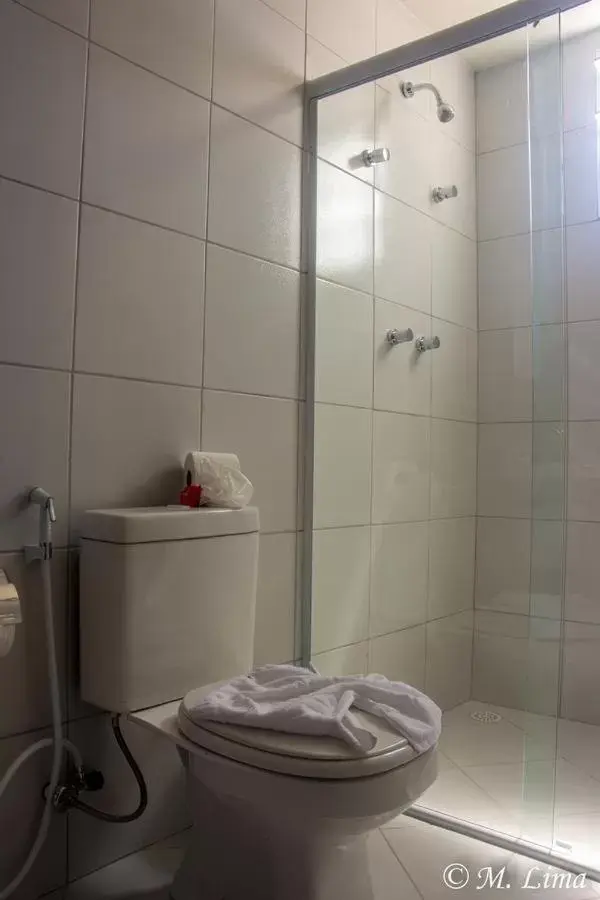 Shower, Bathroom in Hotel Enseada Aeroporto