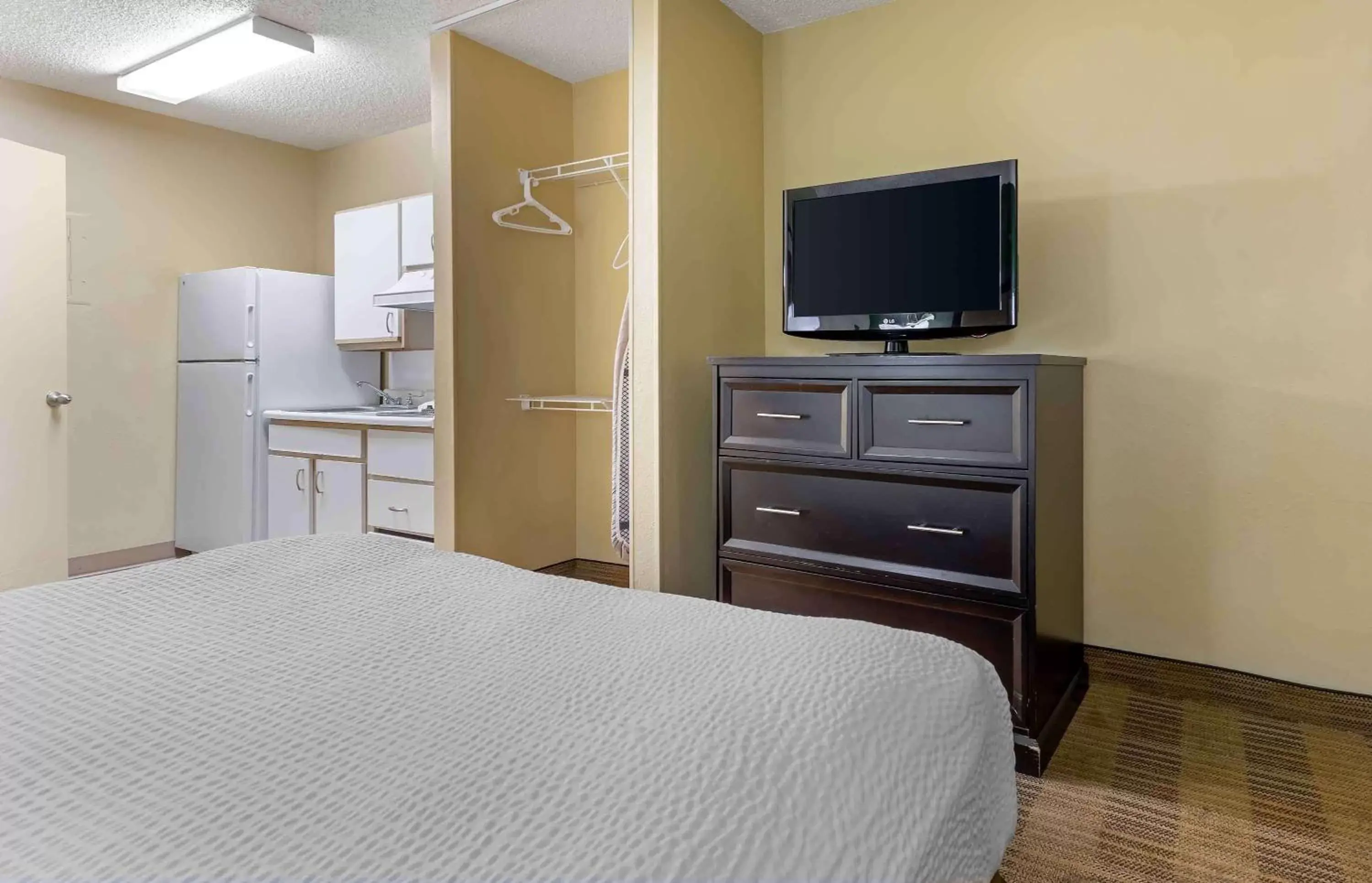 Bedroom, TV/Entertainment Center in Extended Stay America Select Suites - Denver - Aurora South