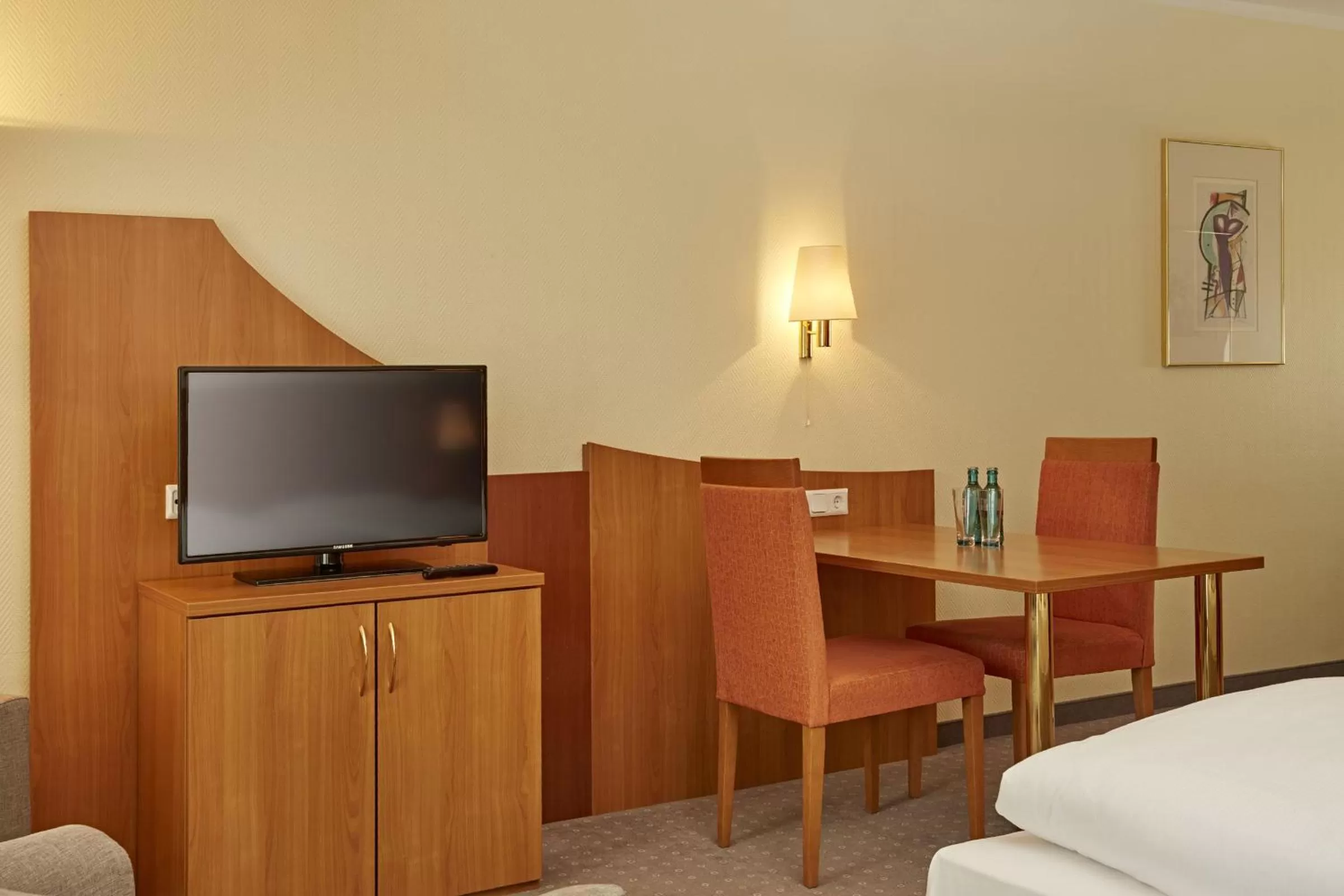 Bedroom, Bed in H+ Hotel Willingen