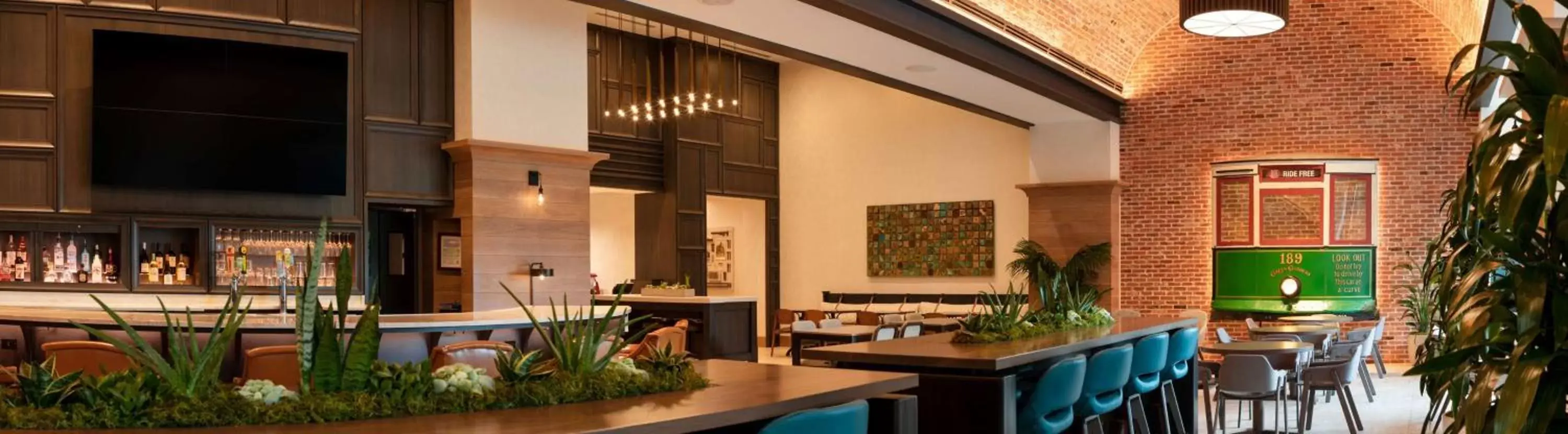 Lounge or bar, Restaurant/Places to Eat in Canopy By Hilton Dallas Uptown