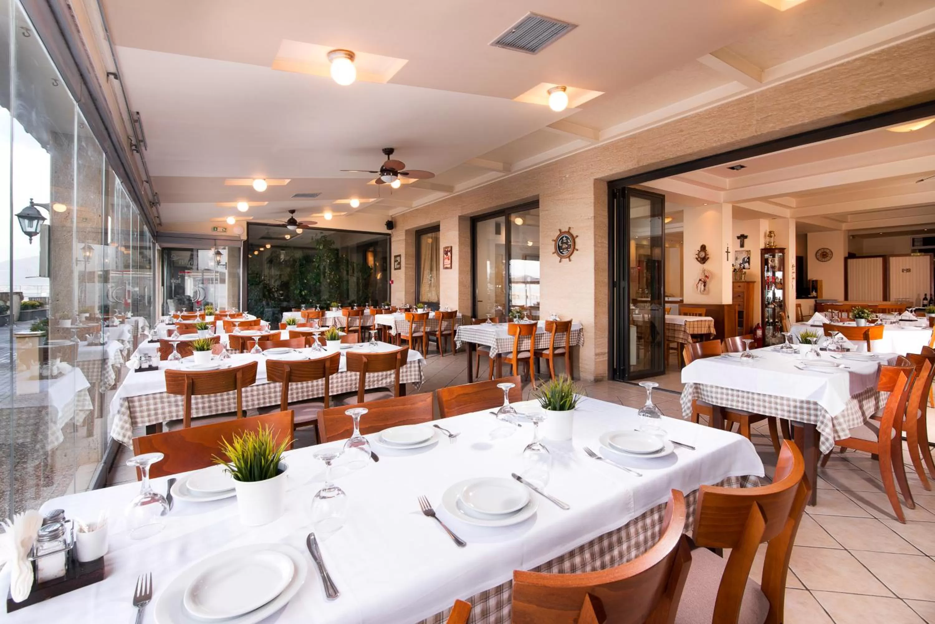 Restaurant/Places to Eat in Hotel Aigli