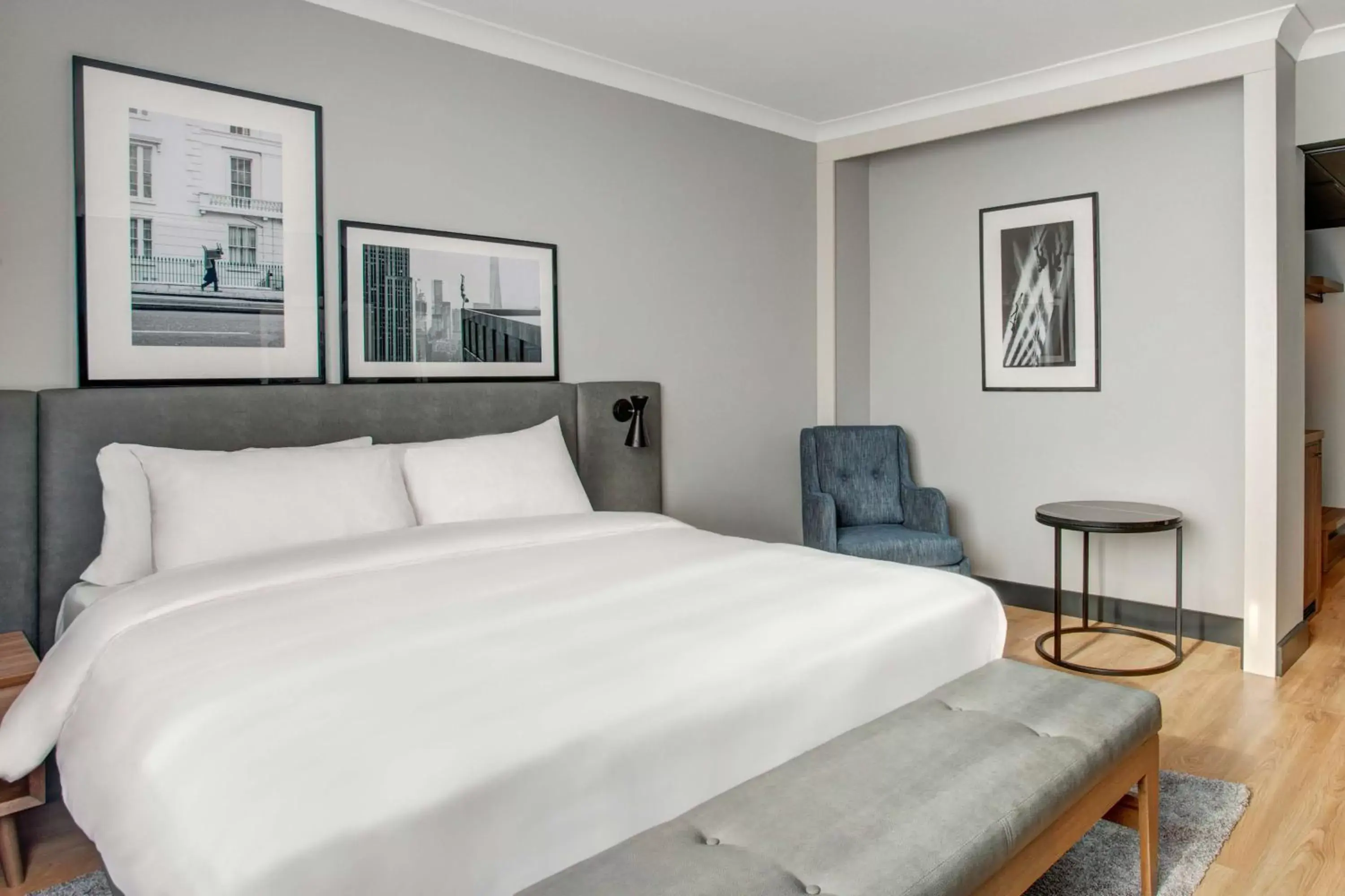 Superior Double Room with Airport View in Radisson Hotel and Conference Centre London Heathrow Superior Double Room with Airport View in Radisson Hotel and Conference Centre London Heathrow