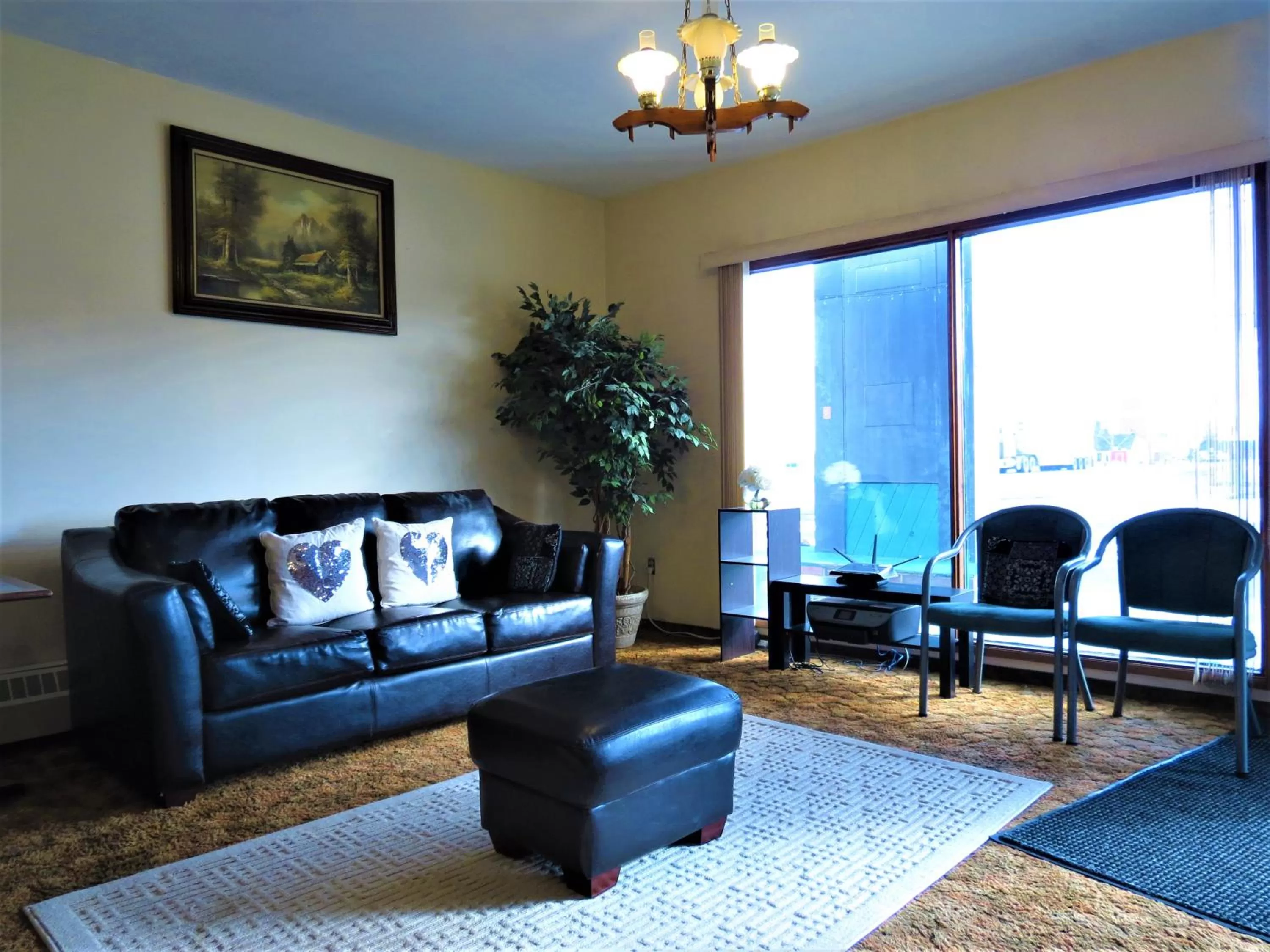 Communal lounge/ TV room in RANCHLAND Inn