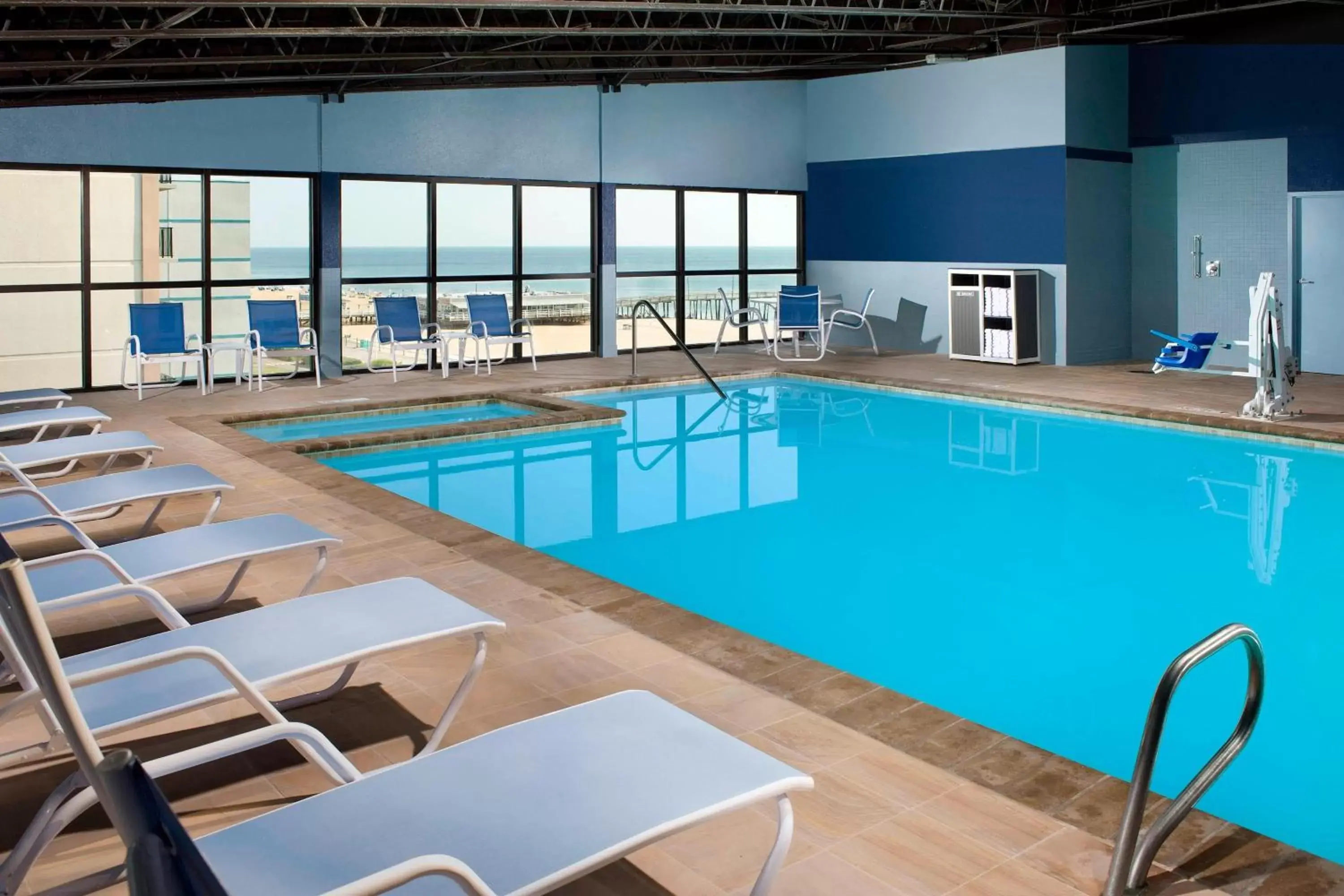 Swimming Pool in Four Points by Sheraton Virginia Beach Oceanfront