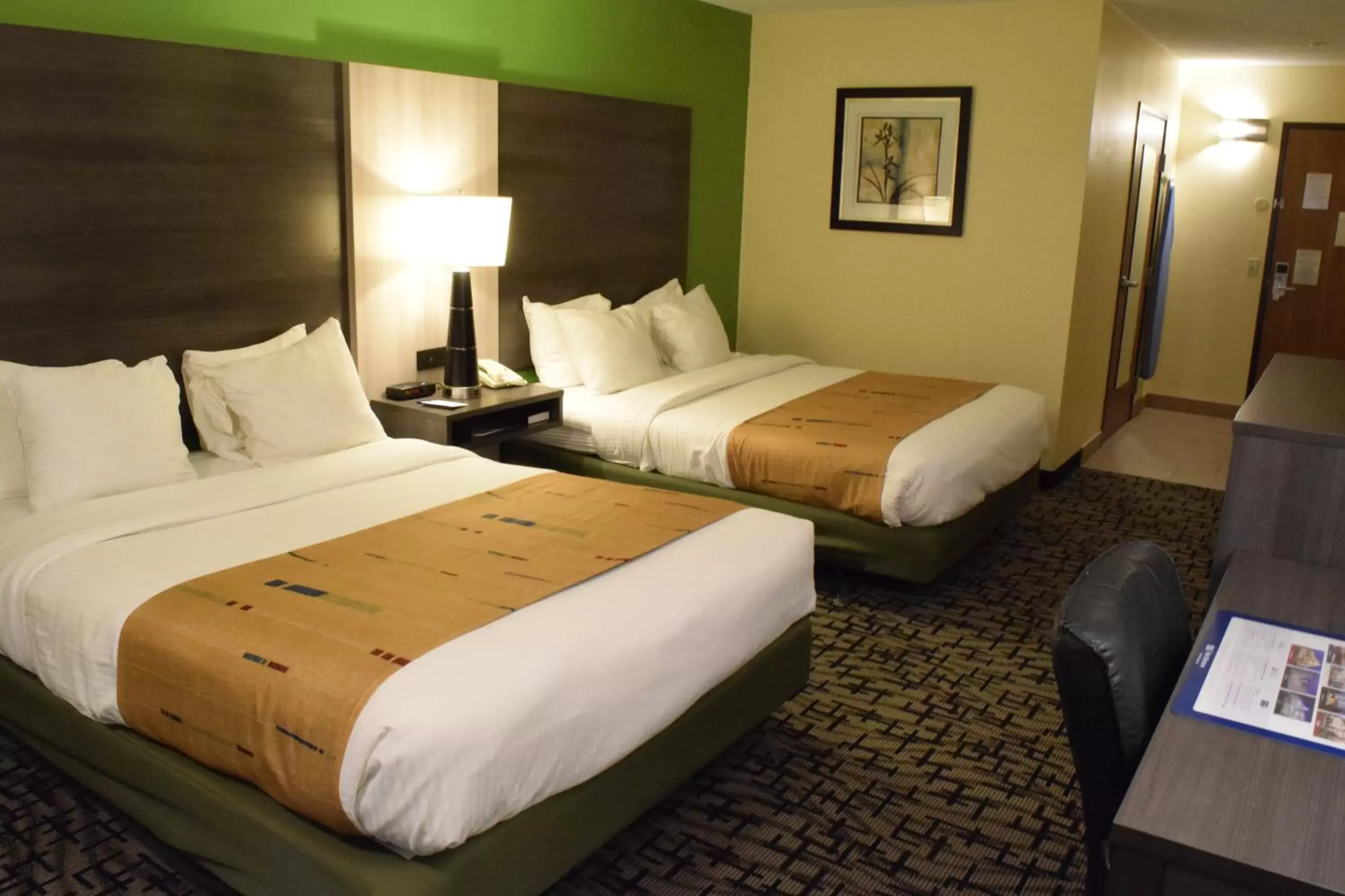 Bedroom, Bed in Best Western Crown Inn & Suites - Batavia