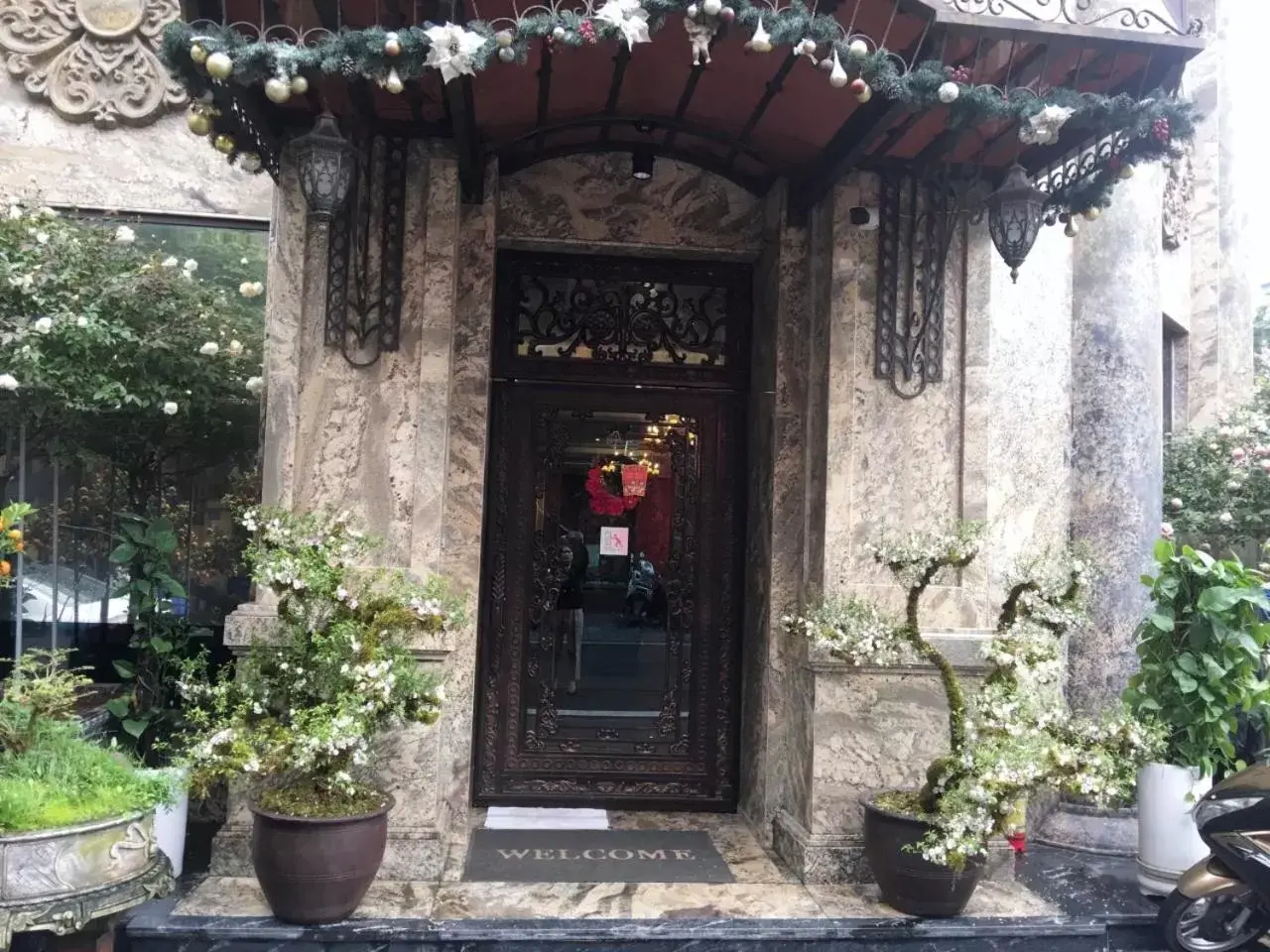 Facade/entrance in Halais Hotel Facade/entrance in Halais Hotel