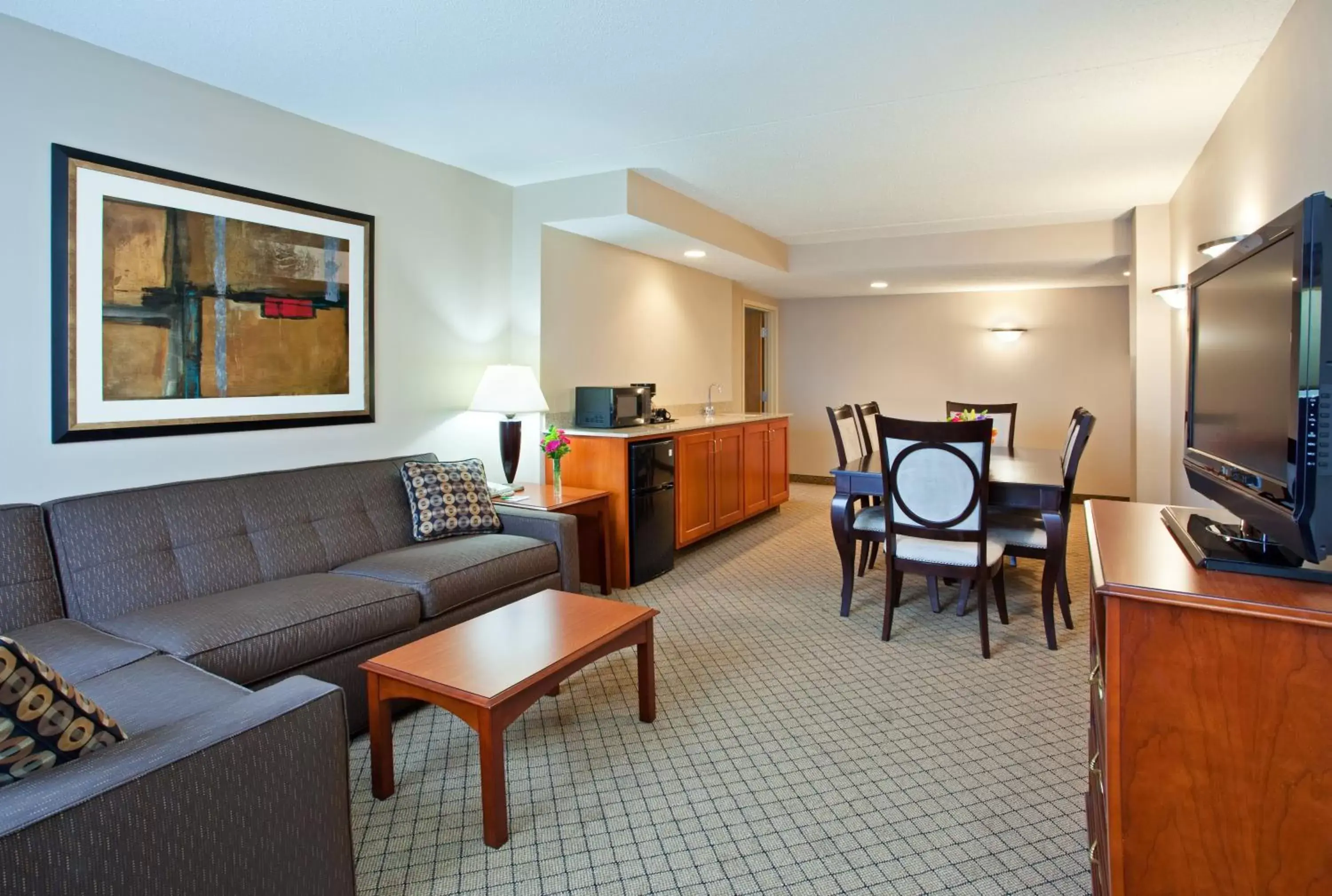 Photo of the whole room, Seating Area in Holiday Inn Cincinnati-Eastgate, an IHG Hotel