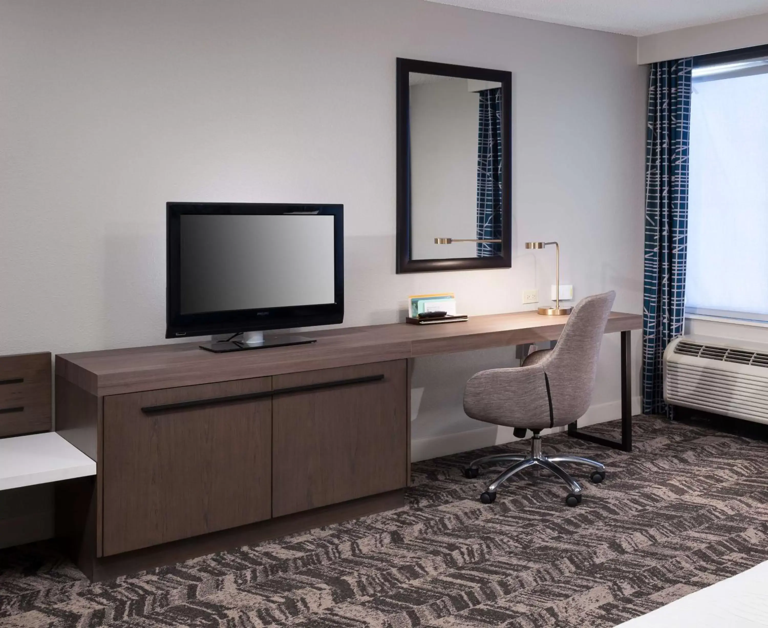 Bedroom, TV/Entertainment Center in Hilton Garden Inn Savannah Airport