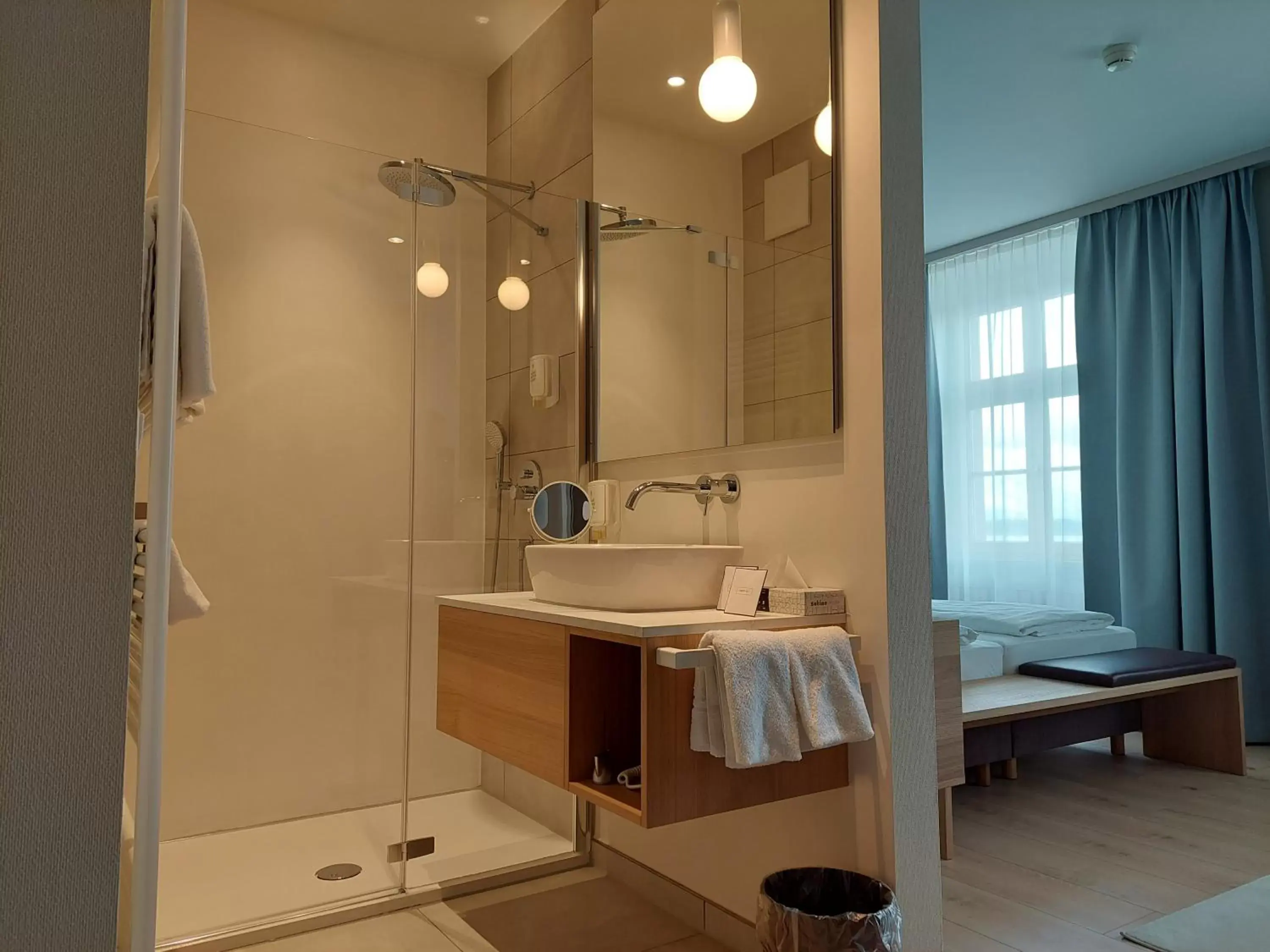 Shower, Bathroom in Flair Hotel zum Schiff