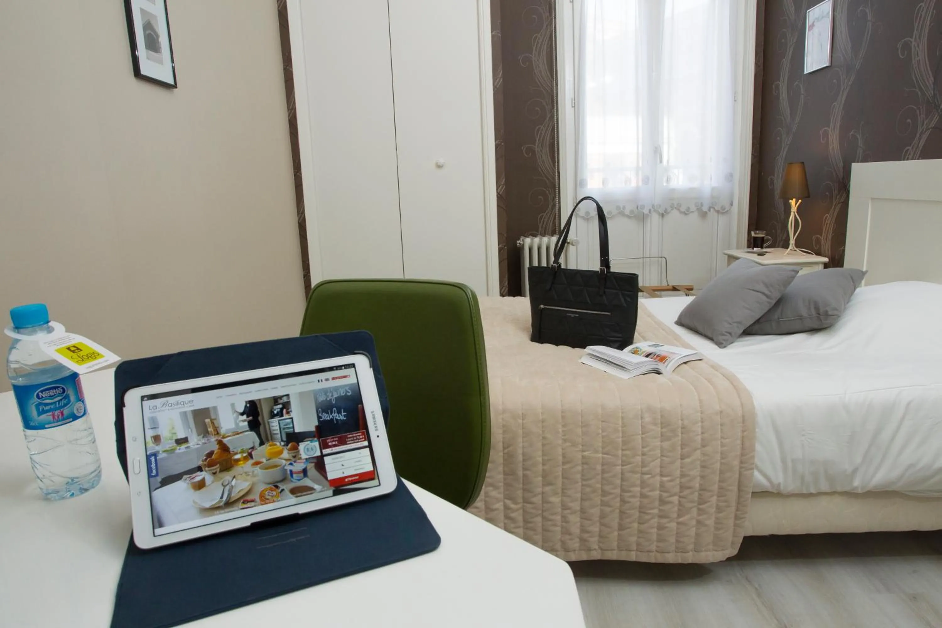 Photo of the whole room, Bed in Logis Hotel & Restaurant de la Basilique