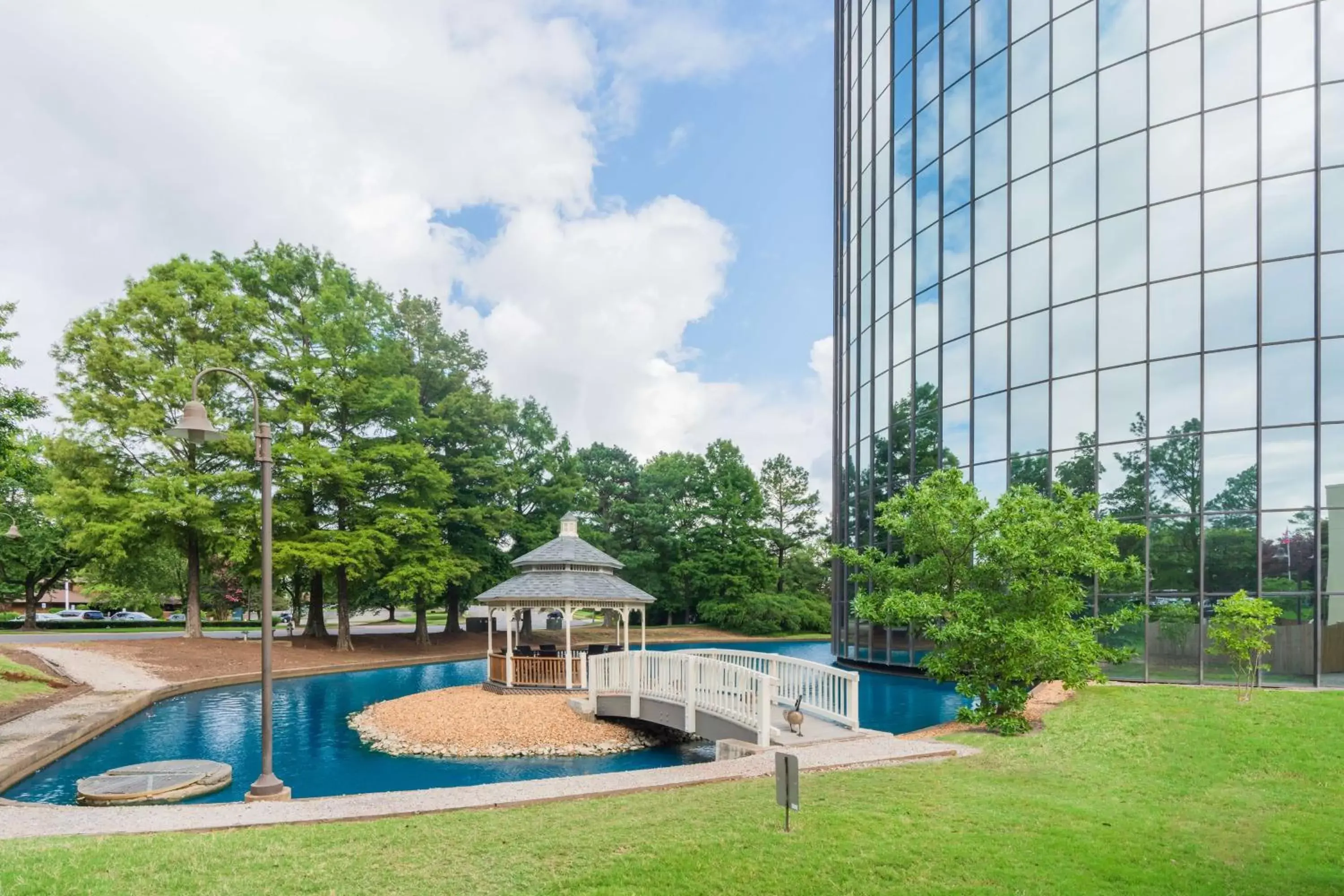 Property building, Swimming Pool in Hilton Memphis