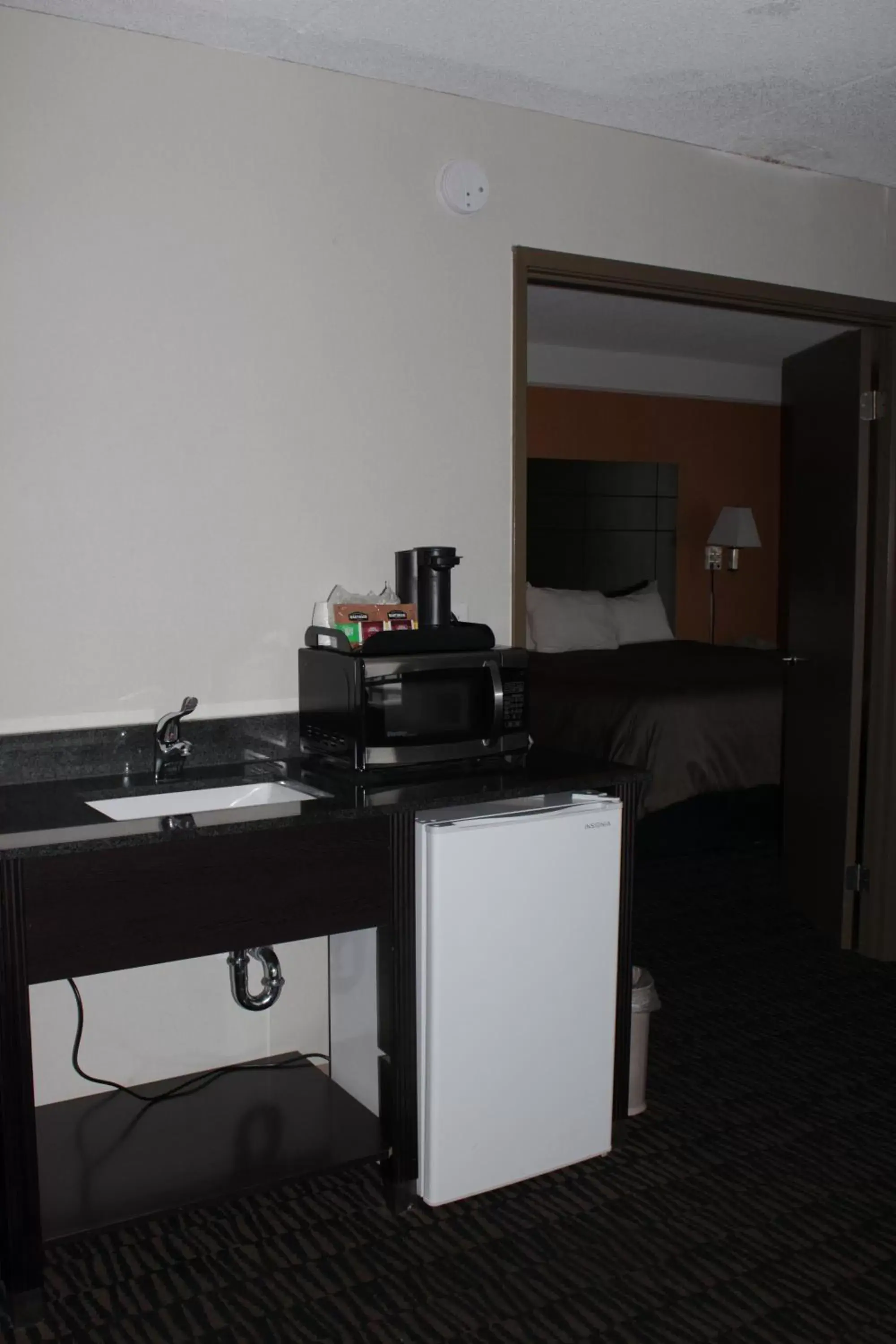 Kitchen/Kitchenette in Ramada Plaza by Wyndham Niagara Falls