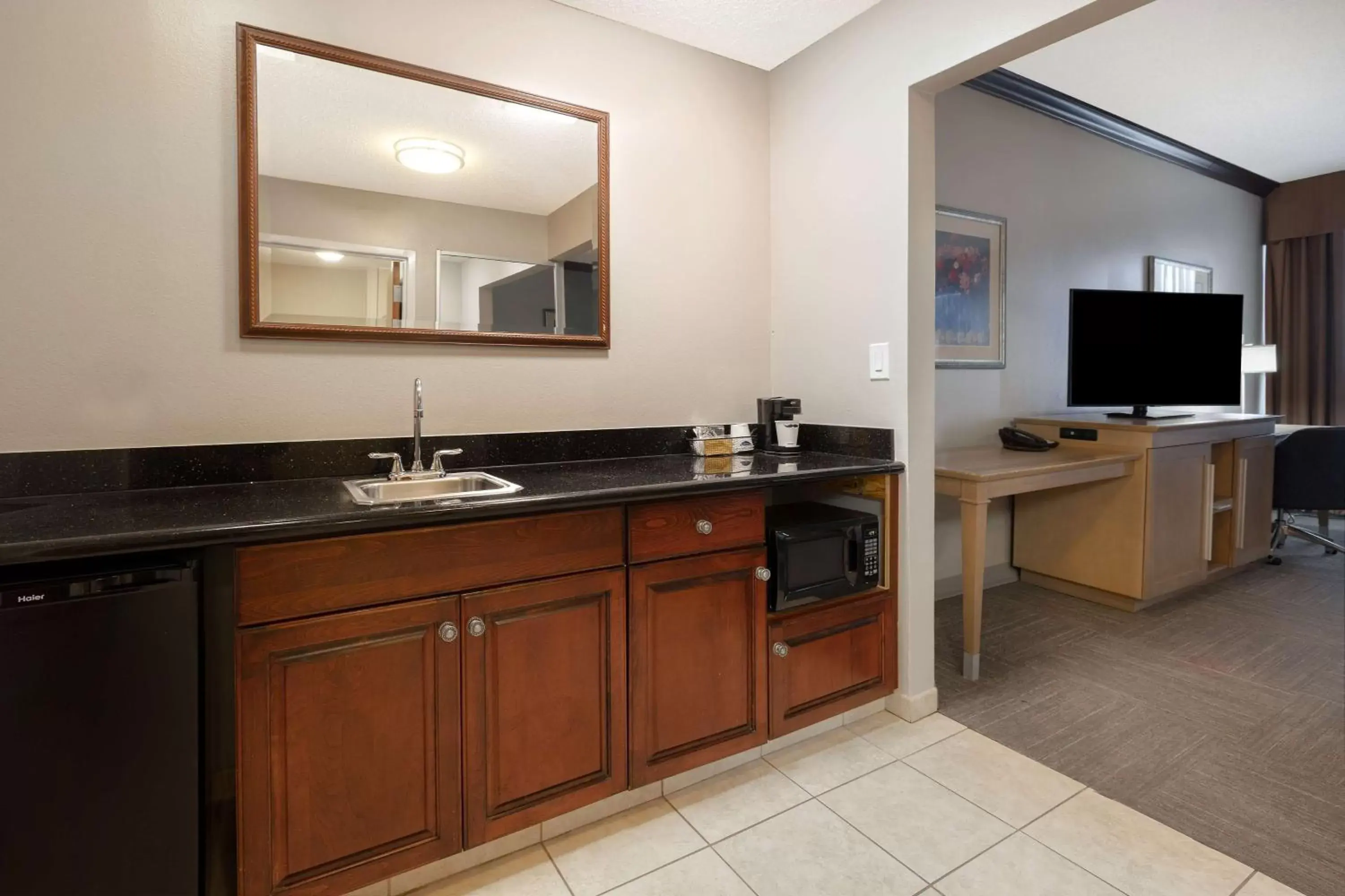 Other, Kitchen/Kitchenette in Hampton Inn Victoria