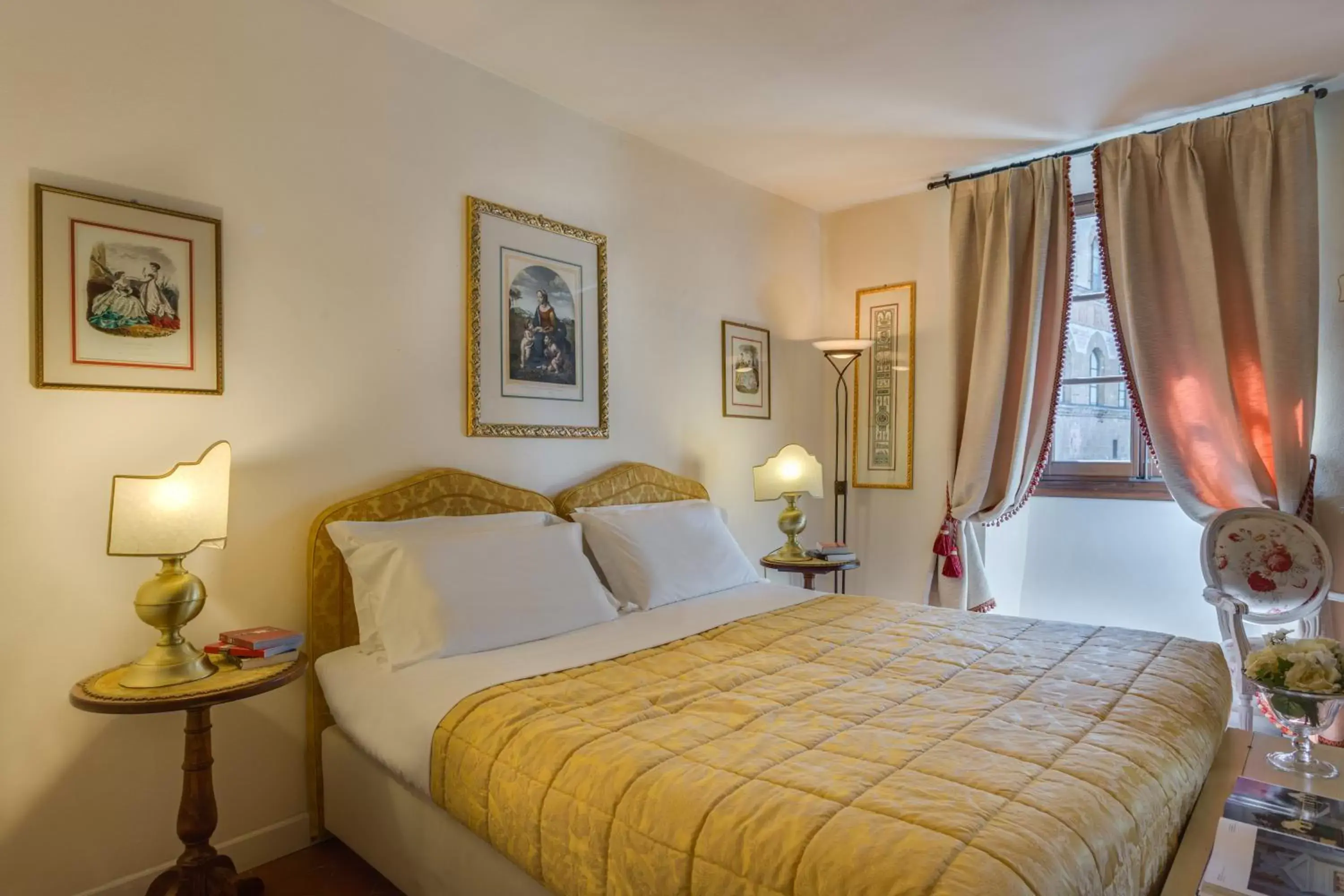 TV and multimedia, Bed in La Casa Del Garbo - Luxury Rooms & Suite