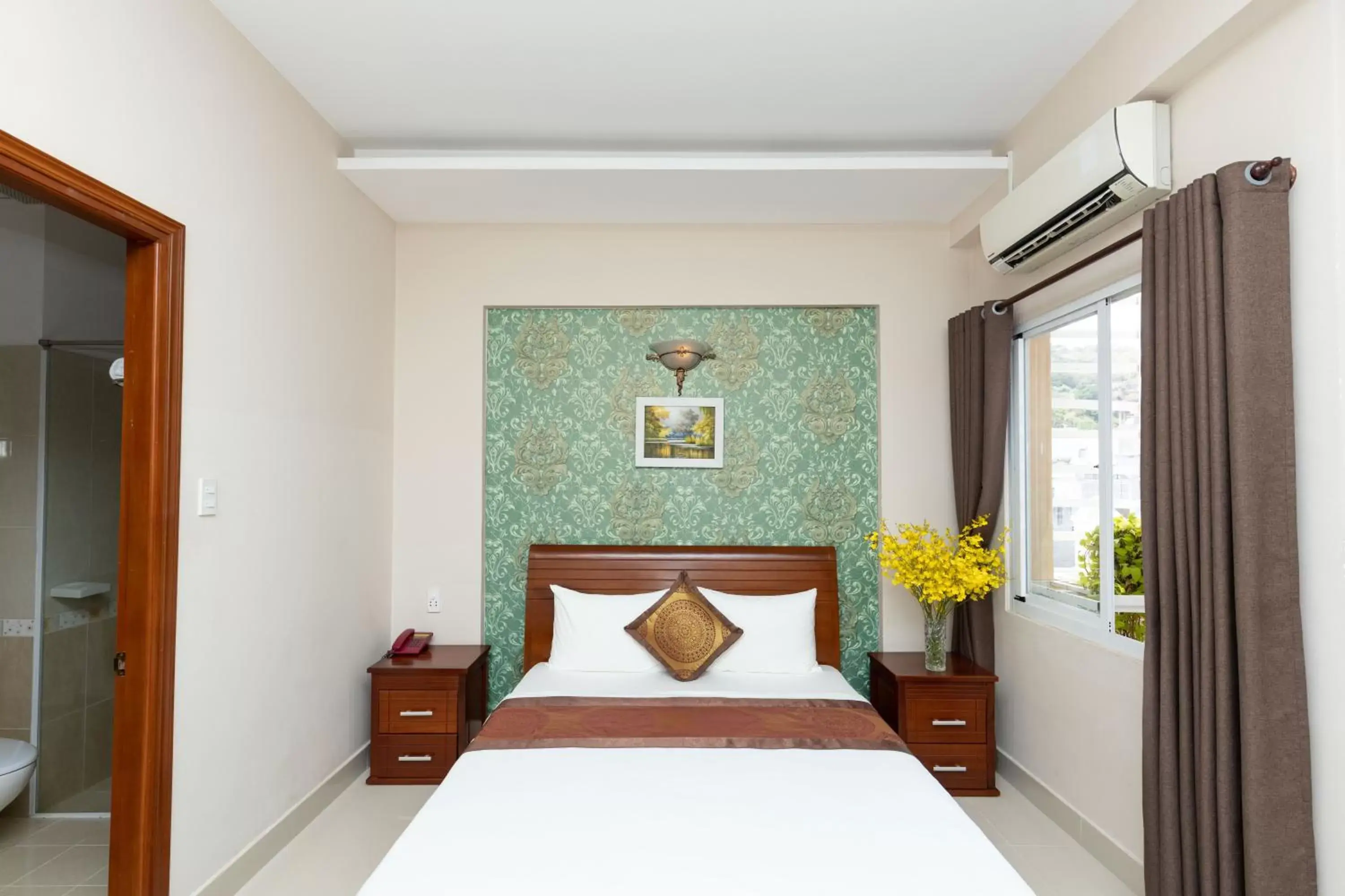 Bed in Queen Garden Hotel & Apartment