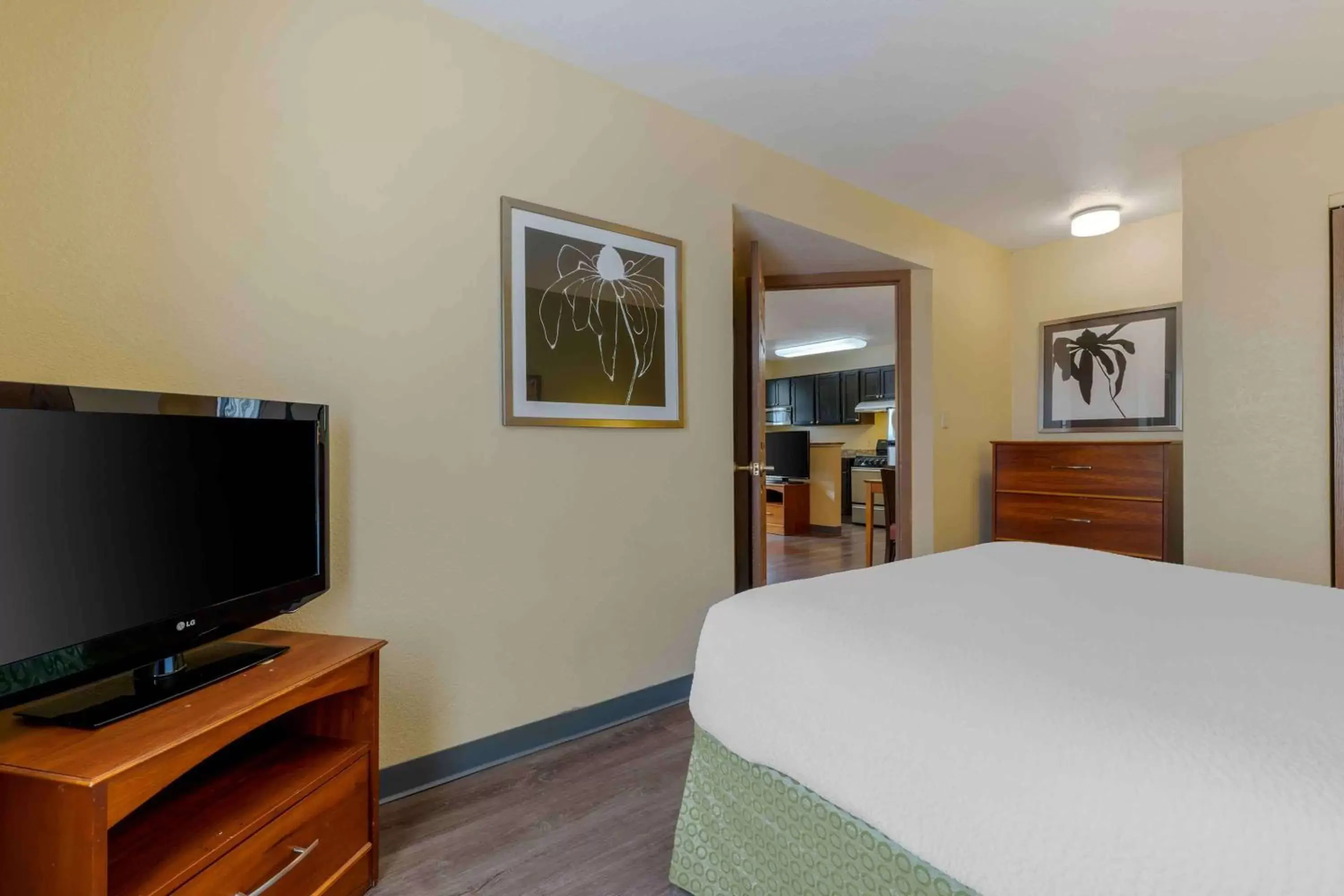 Bedroom, TV/Entertainment Center in Extended Stay America Suites - Chicago - Elgin - West Dundee