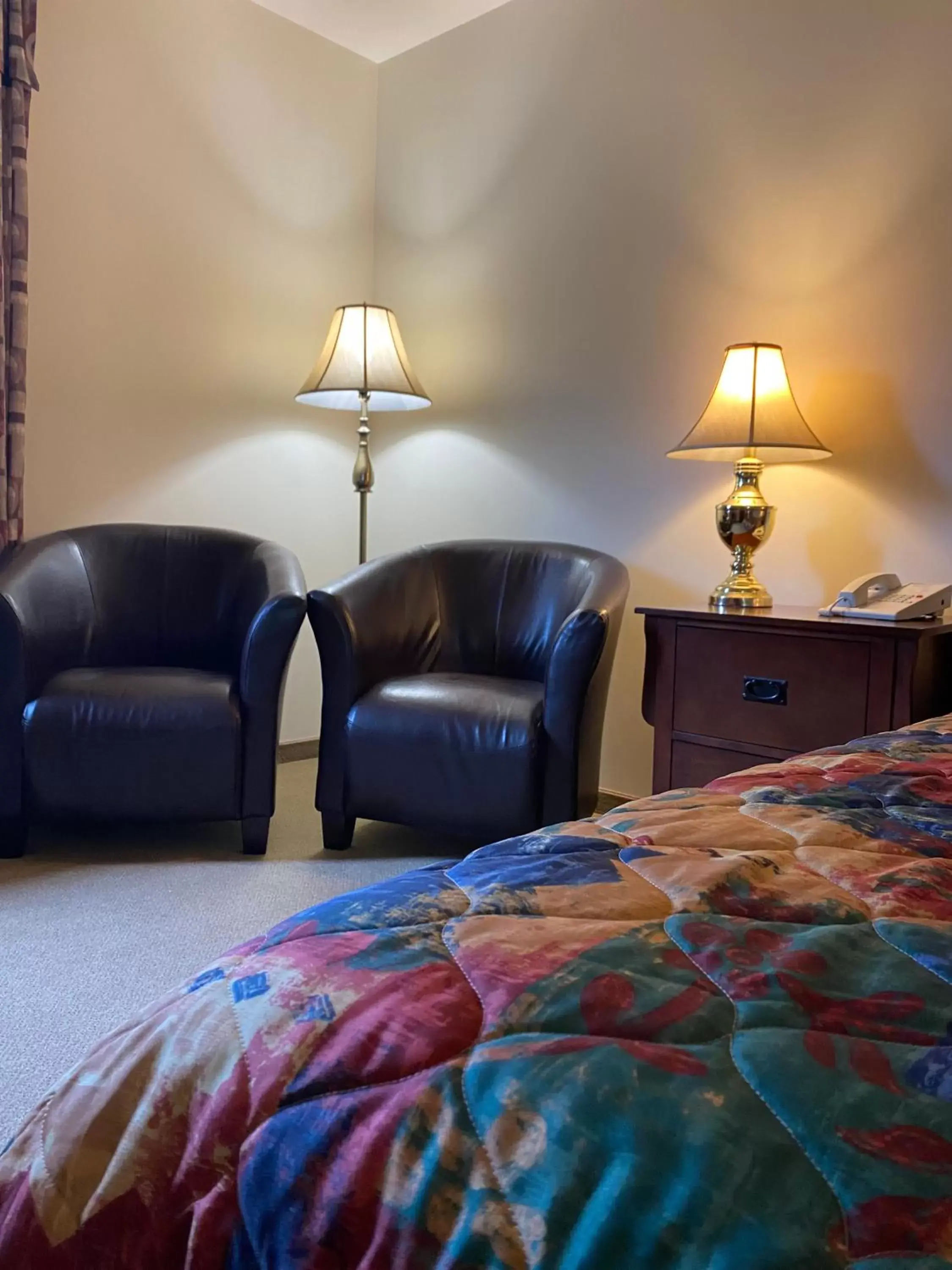 Seating area, Bed in Sleep Suite Motel