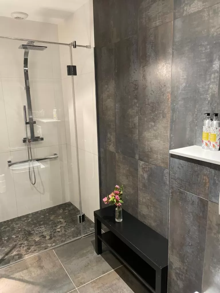 Shower in Le Comptoir du Voyageur