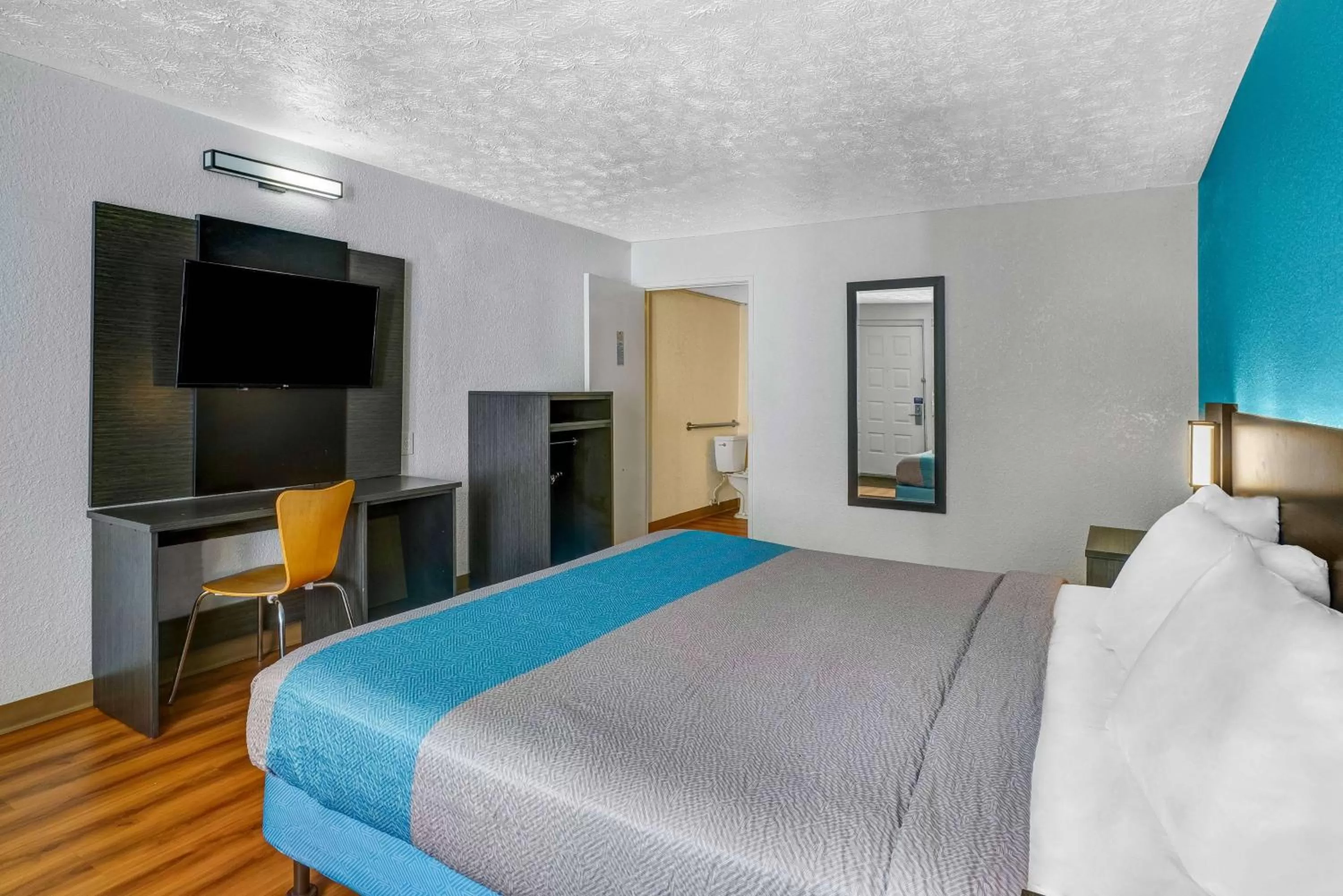 Photo of the whole room, Bed in Motel 6-Lexington, KY - East I-75