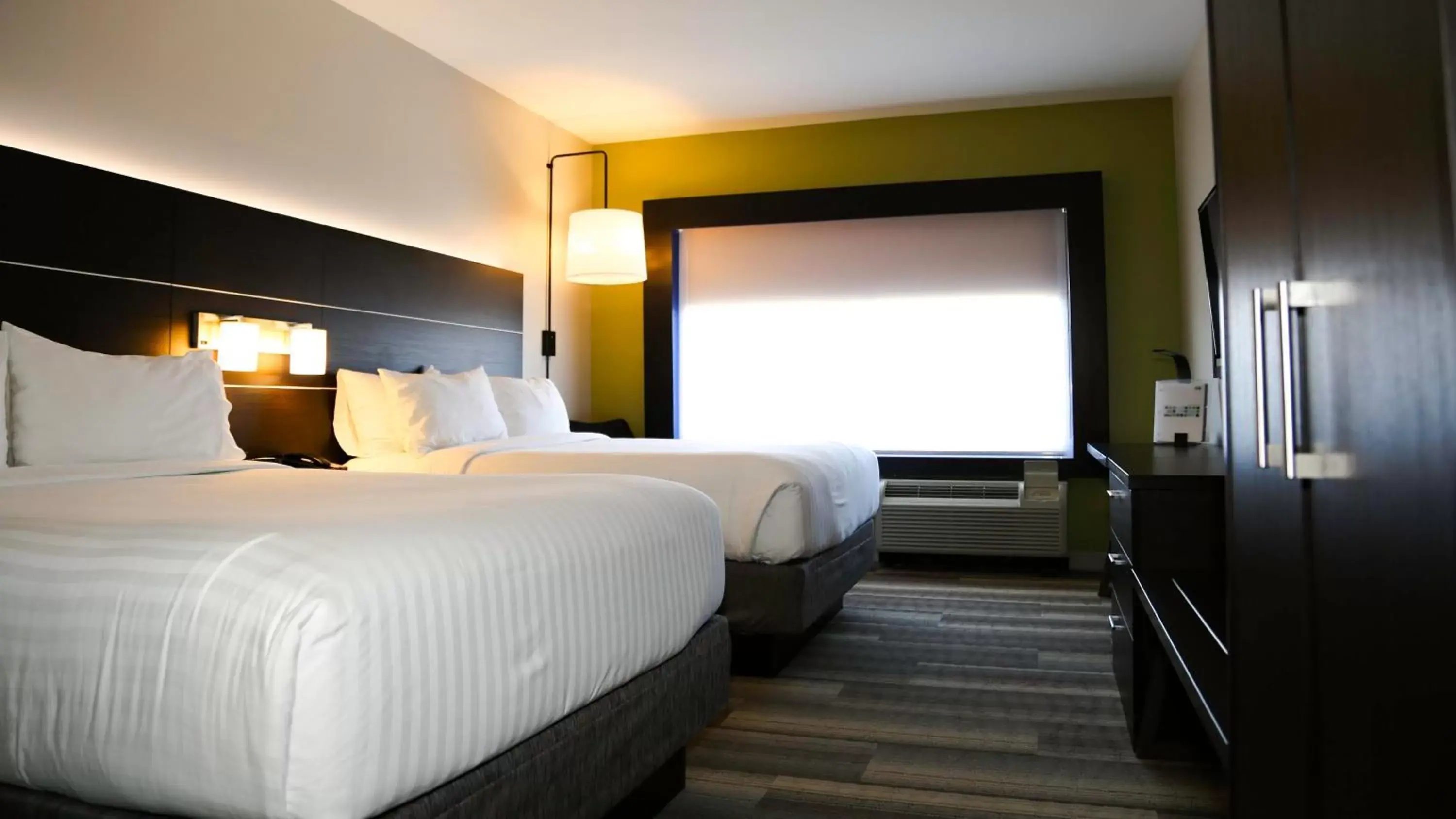 Photo of the whole room, Bed in Holiday Inn Express & Suites Kingston-Ulster, an IHG Hotel