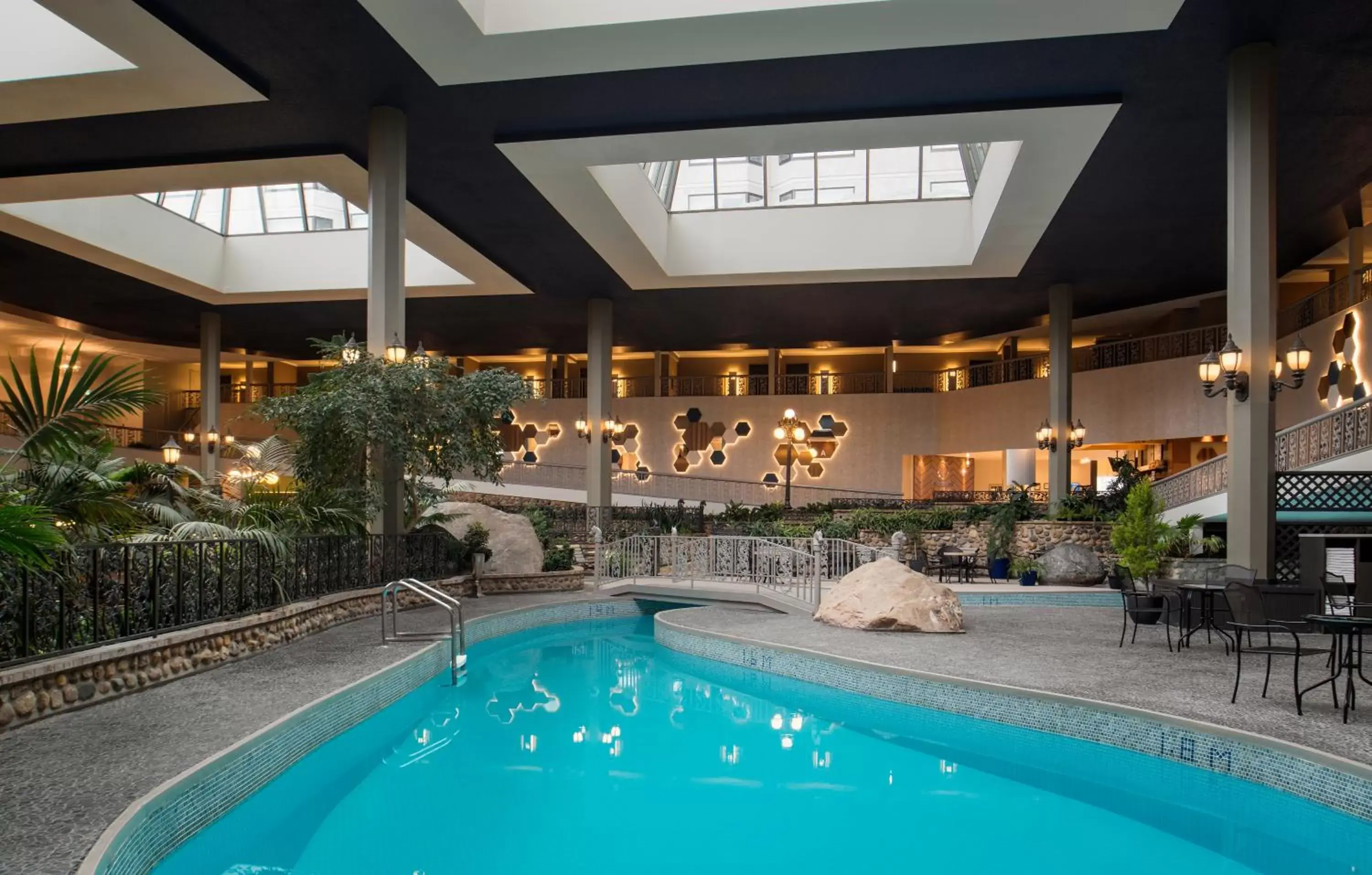 Garden, Swimming Pool in Saskatoon Inn & Conference Centre